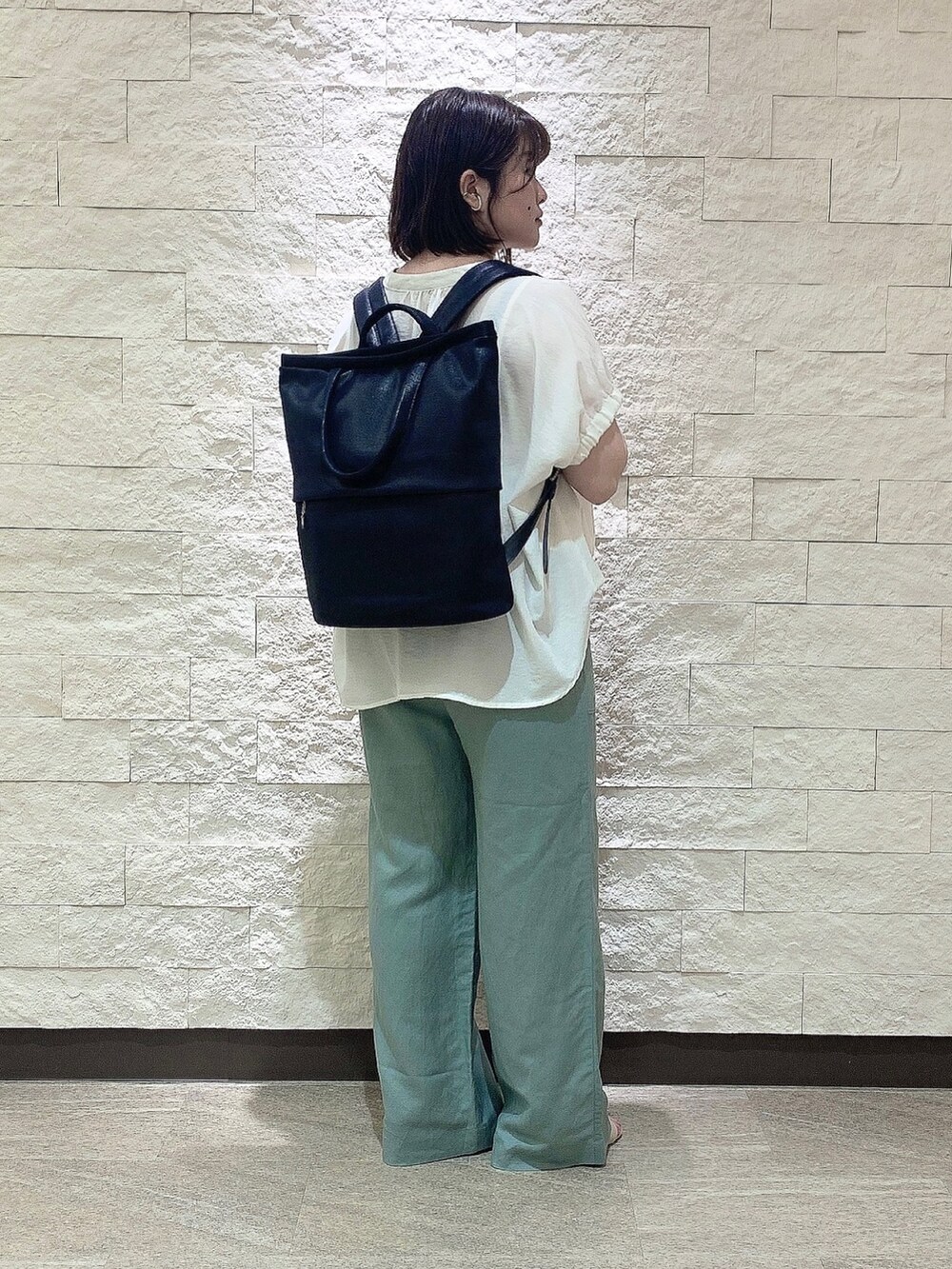 ブルー系のバックパック/リュックを着用したレディースの夏コーディネートの3枚目の写真