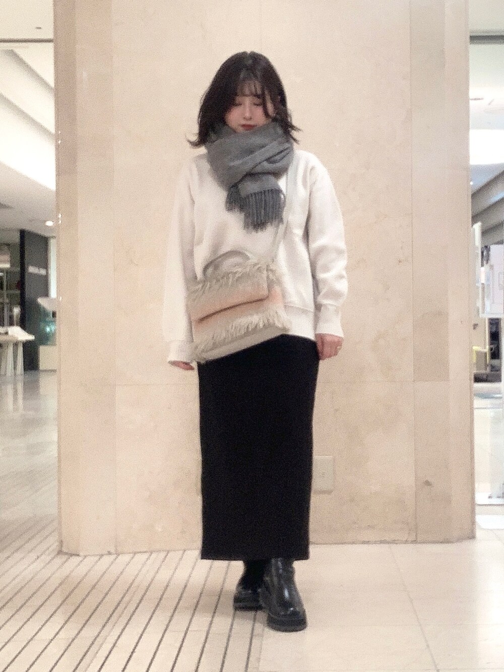 ベージュ系のショルダーバッグを着用したレディースの秋コーディネートの3枚目の写真