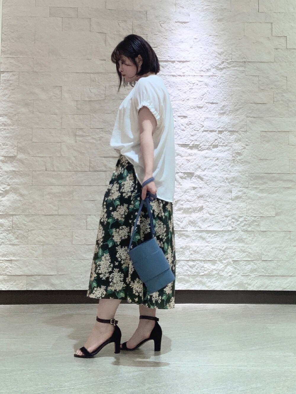 ブルー系のショルダーバッグを着用したレディースの夏コーディネートの3枚目の写真