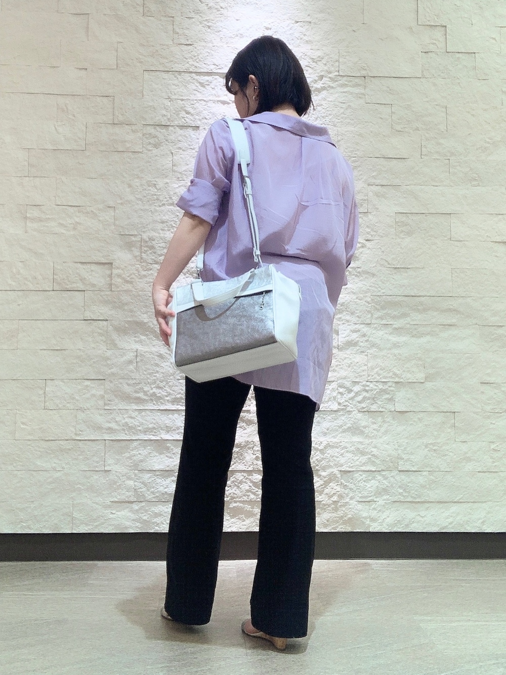 シルバー系のハンドバッグを着用したレディースの春コーディネートの3枚目の写真