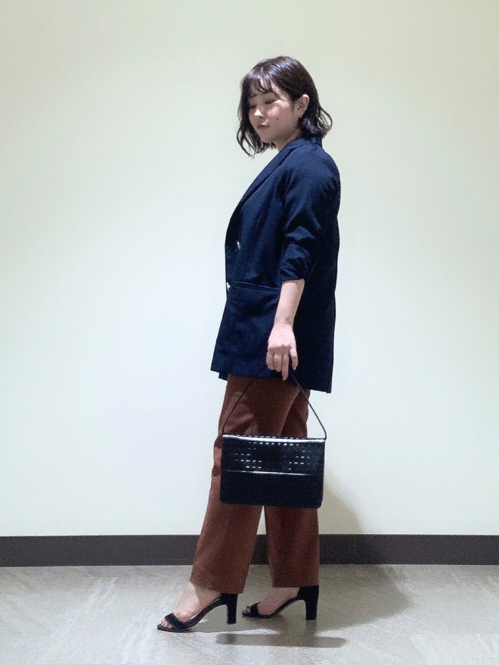 ブラック系のハンドバッグを着用したレディースの夏コーディネートの4枚目の写真