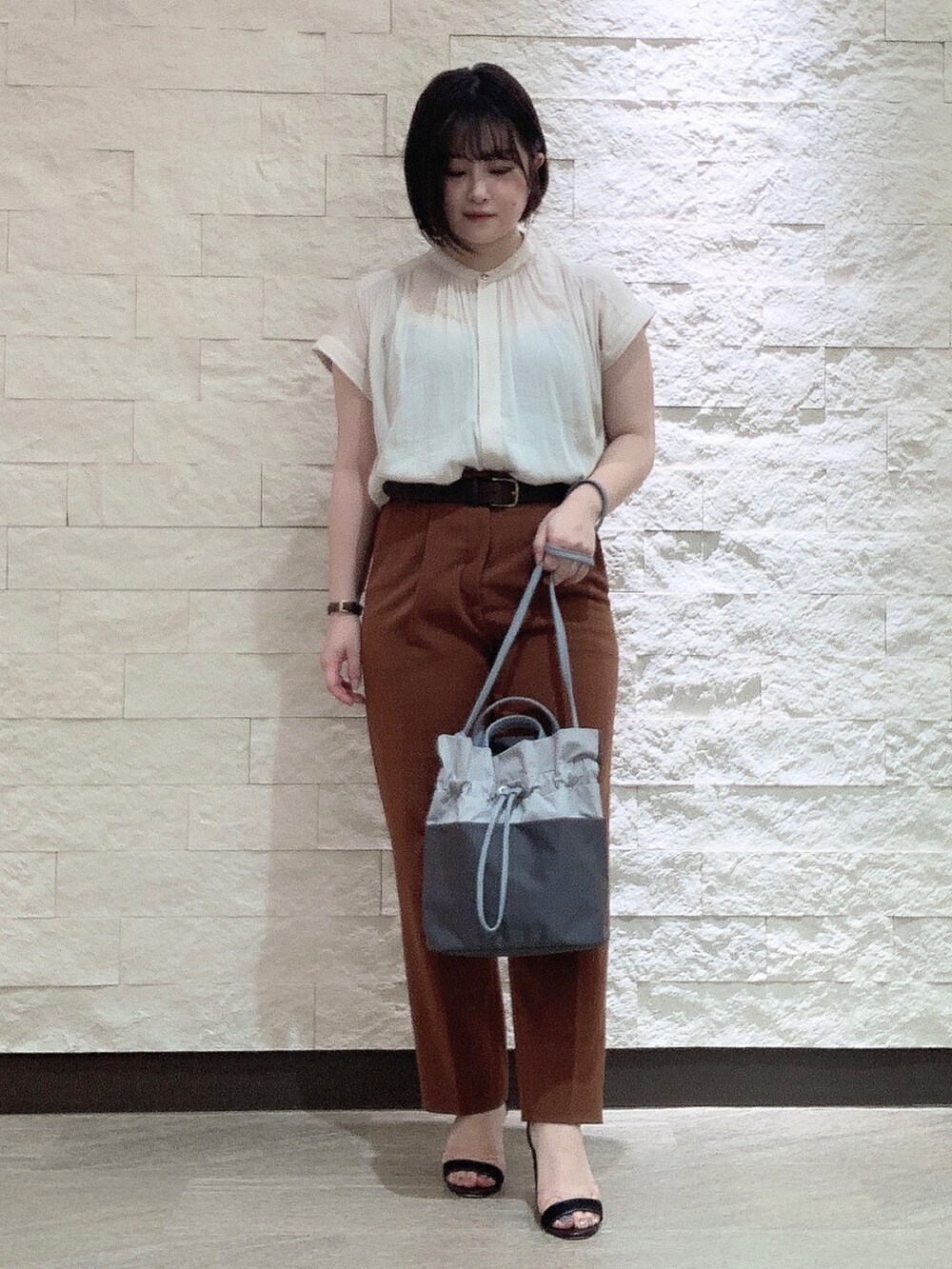 グレー系のショルダーバッグを着用したレディースの夏コーディネートの3枚目の写真