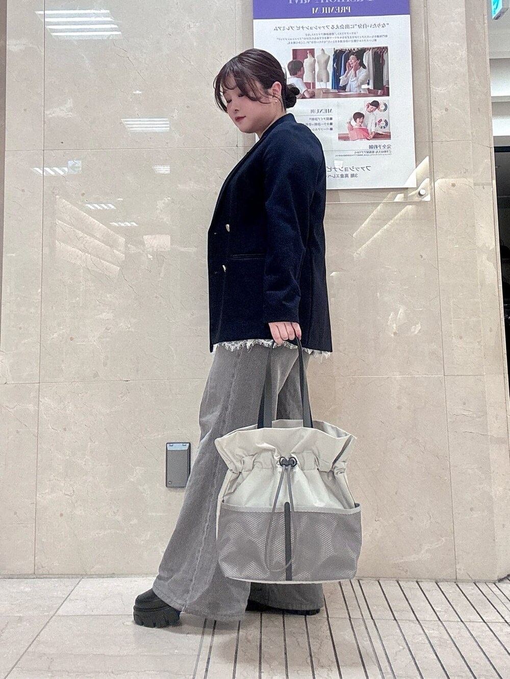 グレー系のトートバッグを着用したレディースの春コーディネートの2枚目の写真