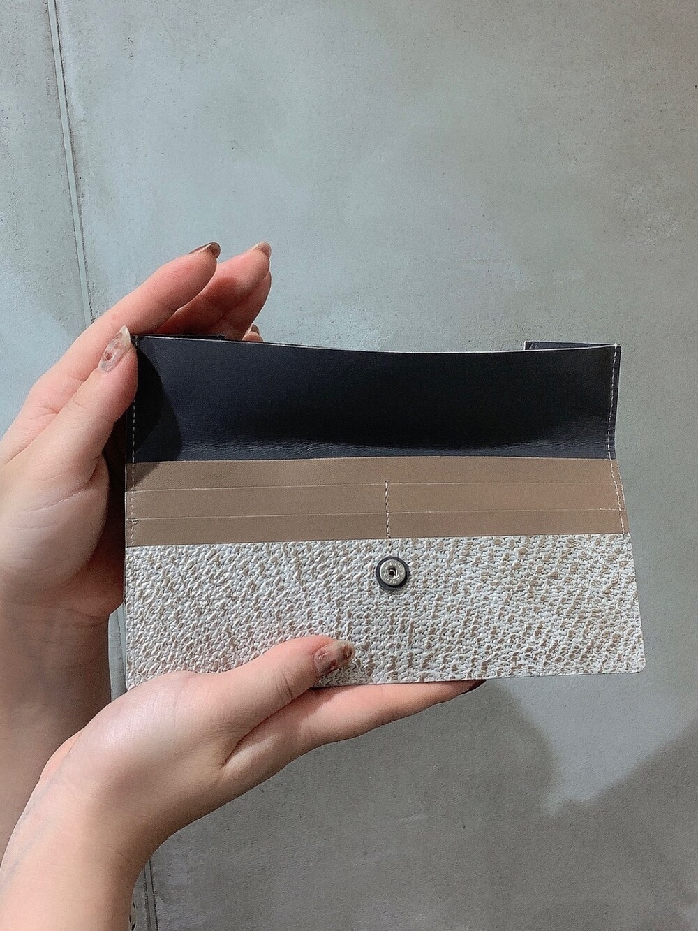 ゴールド系の財布、シルバー系の財布を着用したレディースの夏コーディネートの2枚目の写真