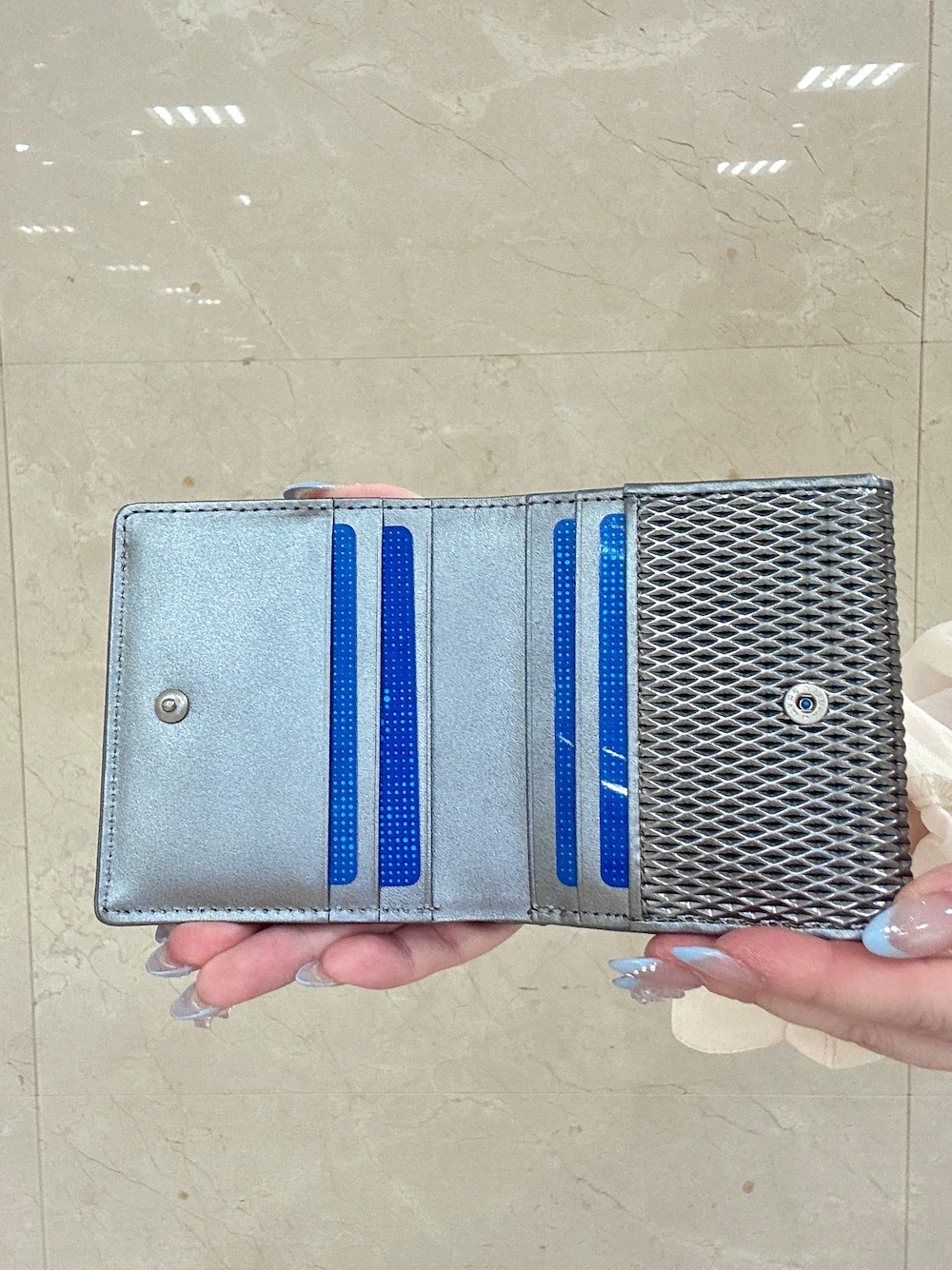 ゴールド系の名刺入れ、ゴールド系の財布、シルバー系の財布を着用したレディースの夏コーディネートの7枚目の写真