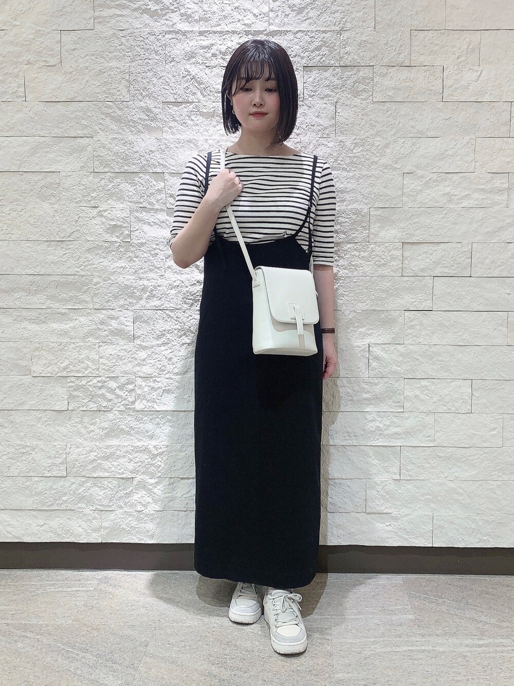 ホワイト系のショルダーバッグを着用したレディースの春コーディネートの2枚目の写真
