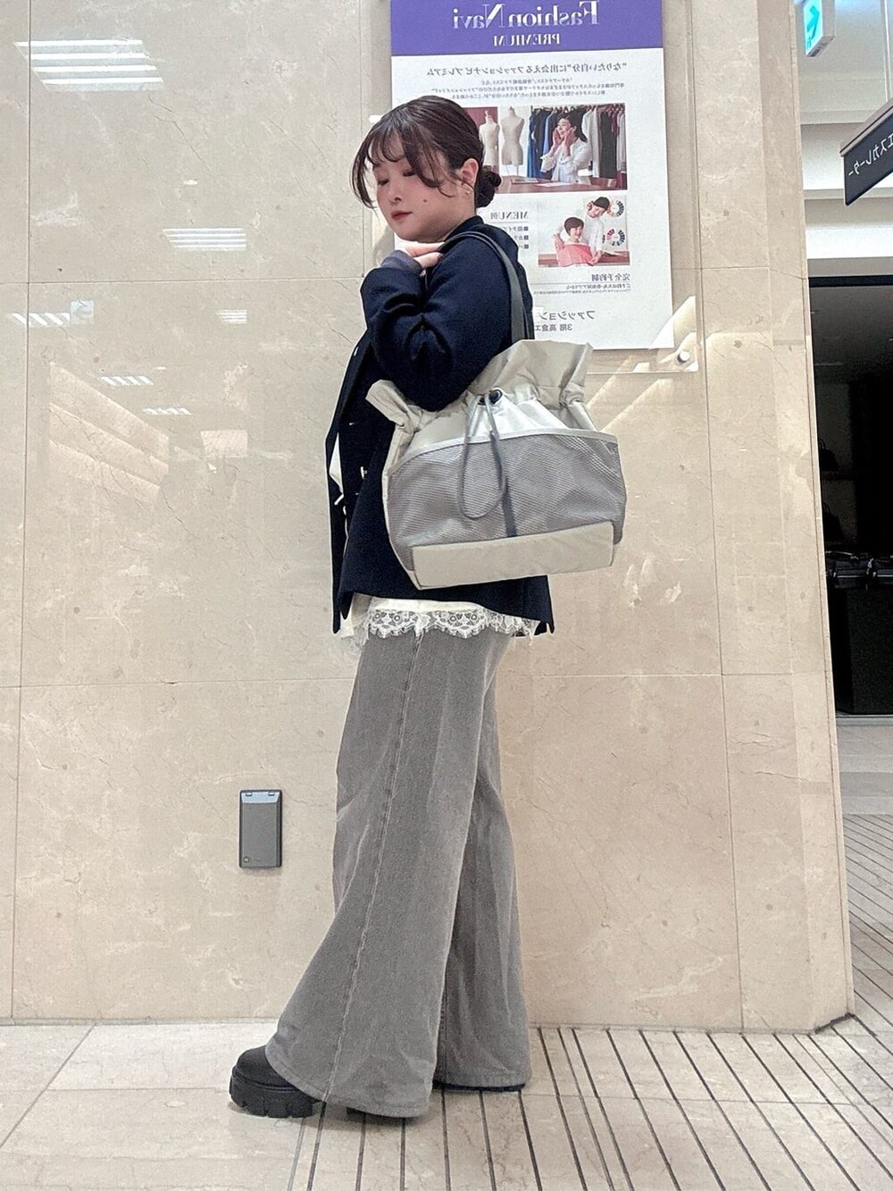 グレー系のトートバッグを着用したレディースの春コーディネートの3枚目の写真