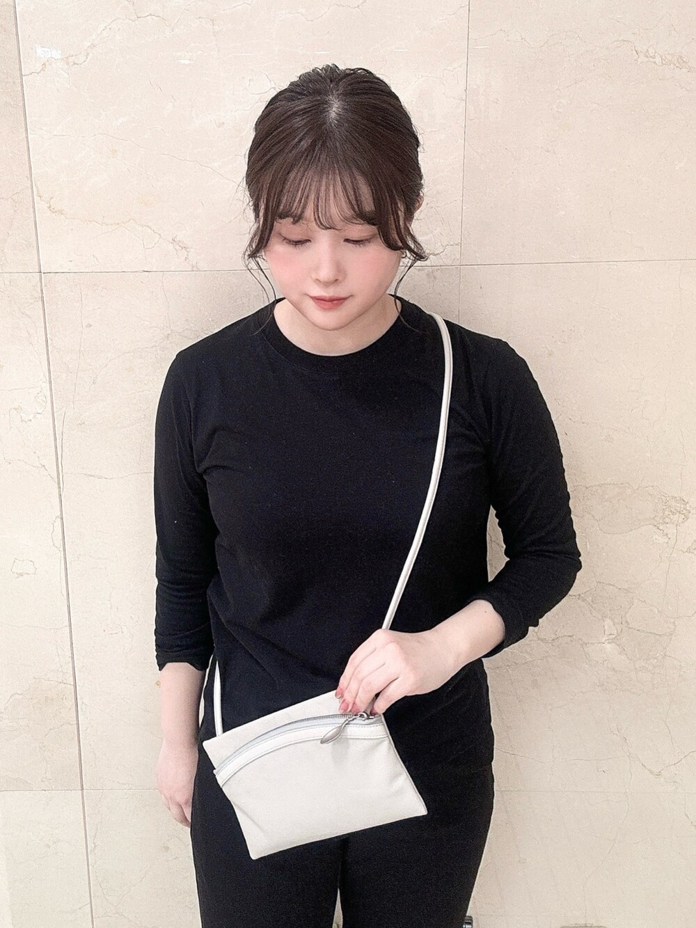 グレー系のショルダーバッグを着用したレディースの秋コーディネートの3枚目の写真