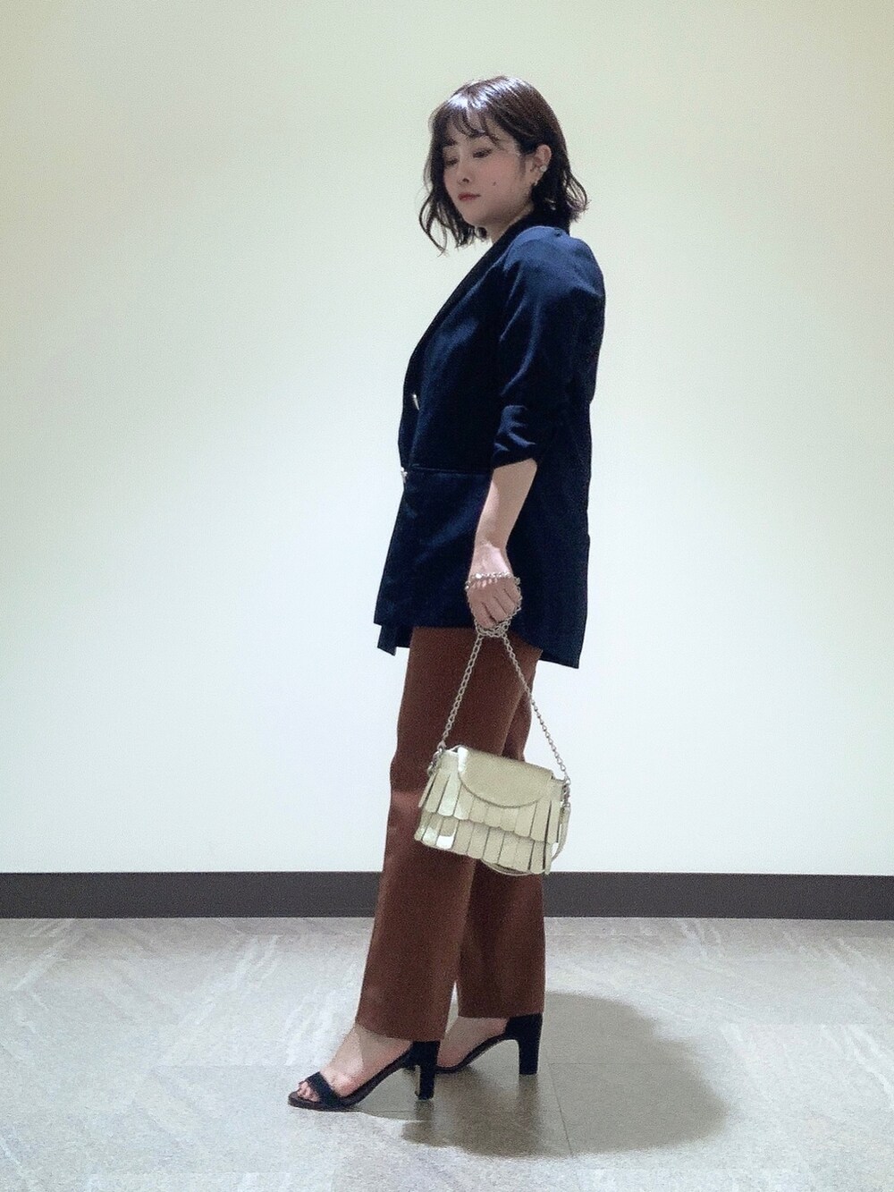 ゴールド系のショルダーバッグ、シルバー系のキーケース/キーアクセサリーを着用したレディースの夏コーディネートの3枚目の写真