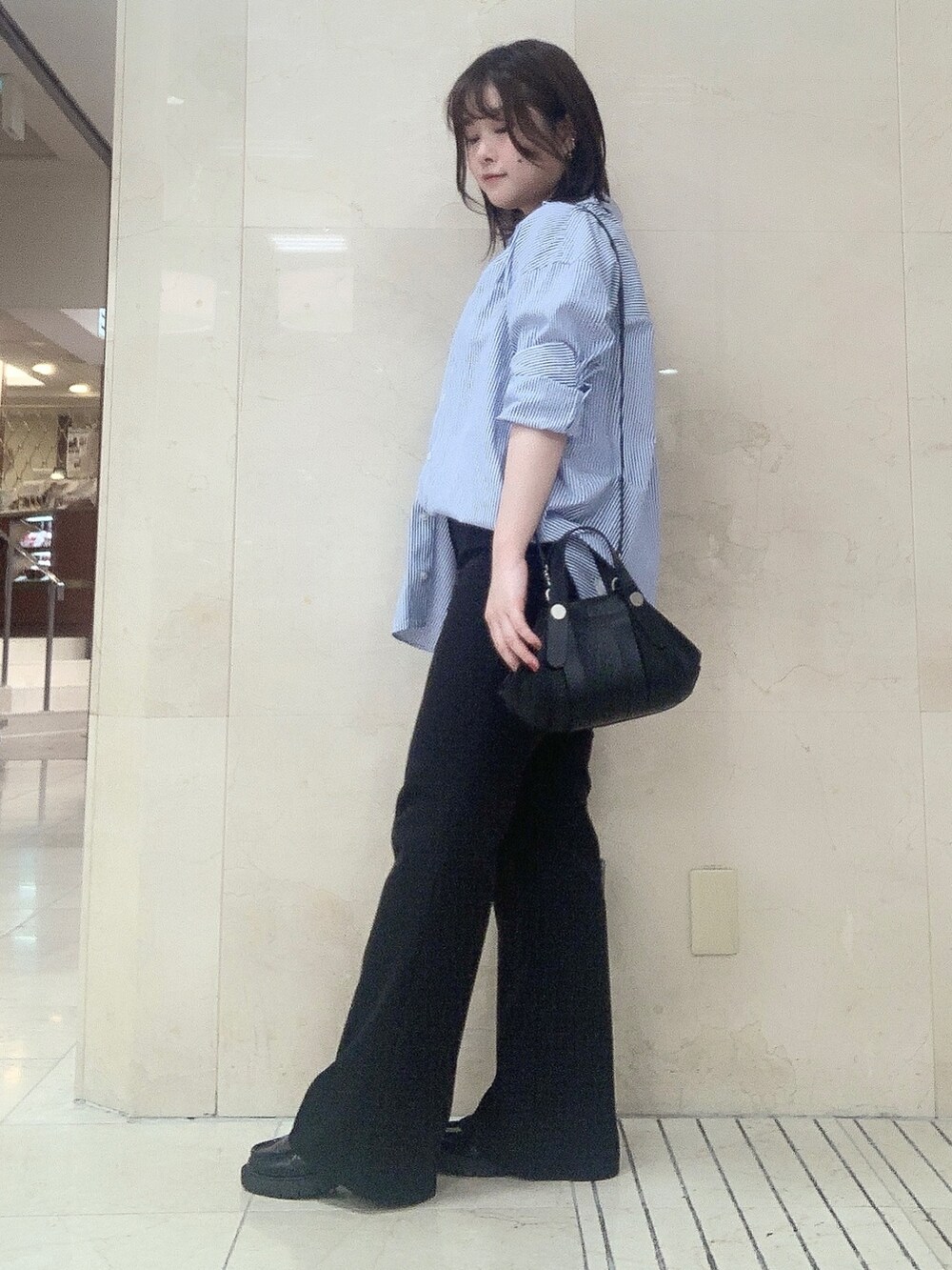 ブラック系のショルダーバッグを着用したレディースの夏コーディネートの4枚目の写真