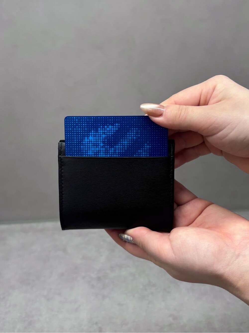ブラック系の財布、ブラック系の財布、ベージュ系の財布を着用したレディースの冬コーディネートの9枚目の写真
