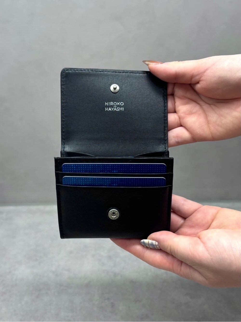 ブラック系の財布、ブラック系の財布、ベージュ系の財布を着用したレディースの冬コーディネートの7枚目の写真