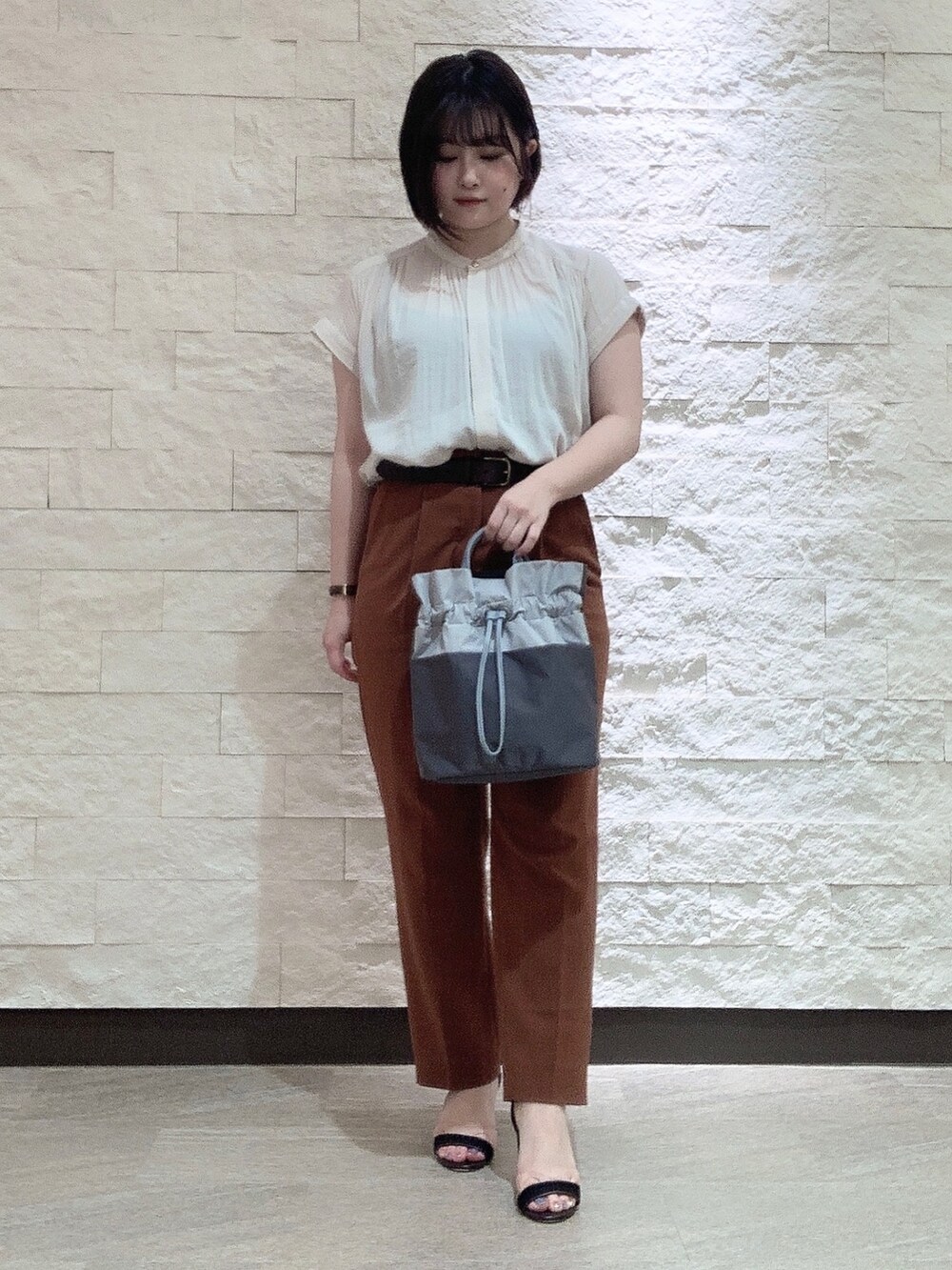 グレー系のショルダーバッグを着用したレディースの夏コーディネートの2枚目の写真