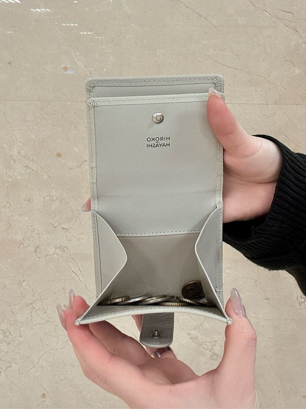 オレンジ系の財布、オレンジ系の財布を着用したレディースの冬コーディネートの3枚目の写真