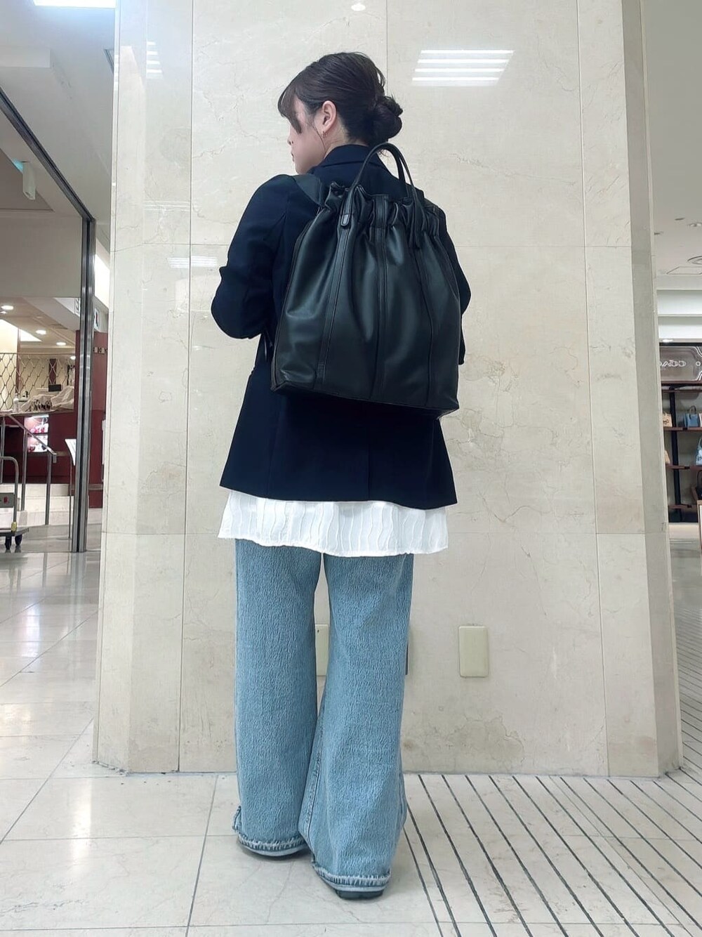 ブラック系のバックパック/リュックを着用したレディースの春コーディネートの2枚目の写真
