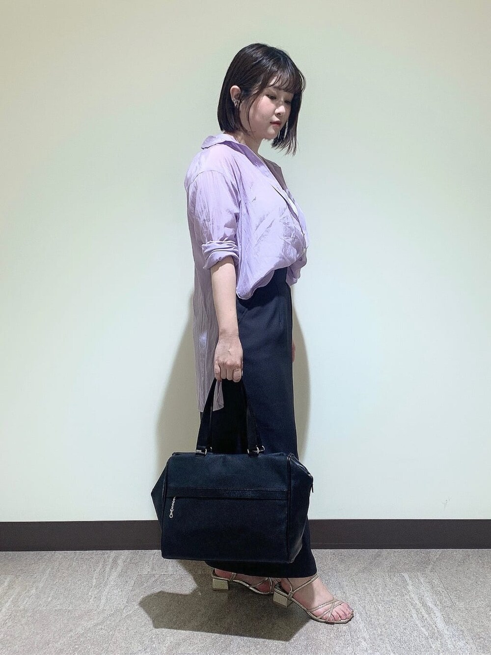 ブラック系のボストンバッグを着用したレディースの夏コーディネートの2枚目の写真