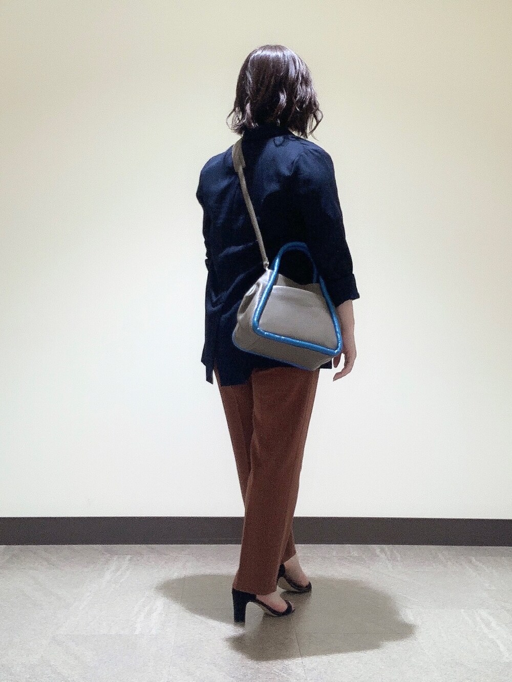 グレー系のショルダーバッグを着用したレディースの夏コーディネートの4枚目の写真