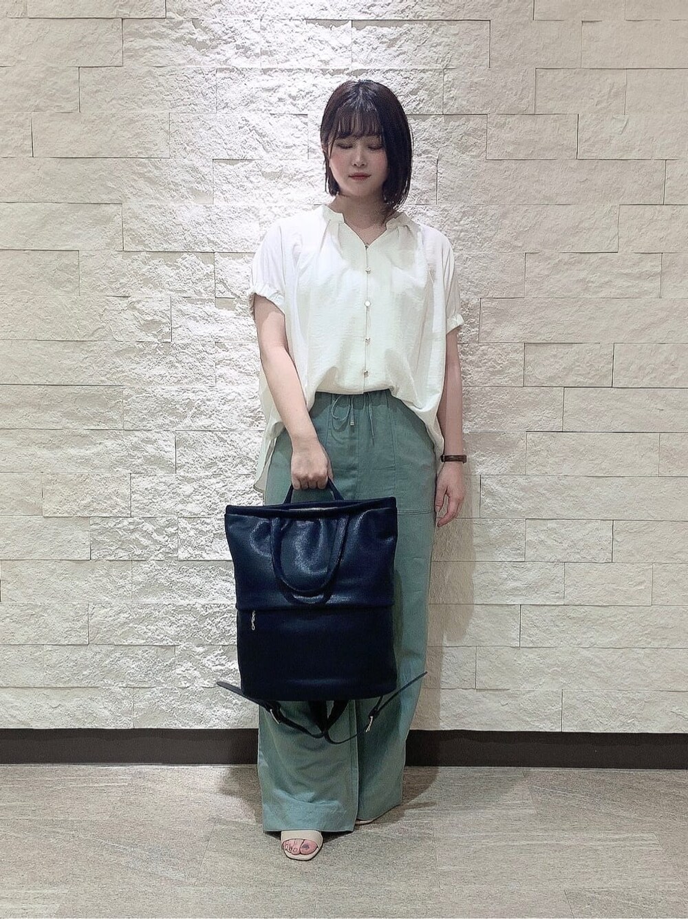 ブルー系のバックパック/リュックを着用したレディースの夏コーディネートの2枚目の写真