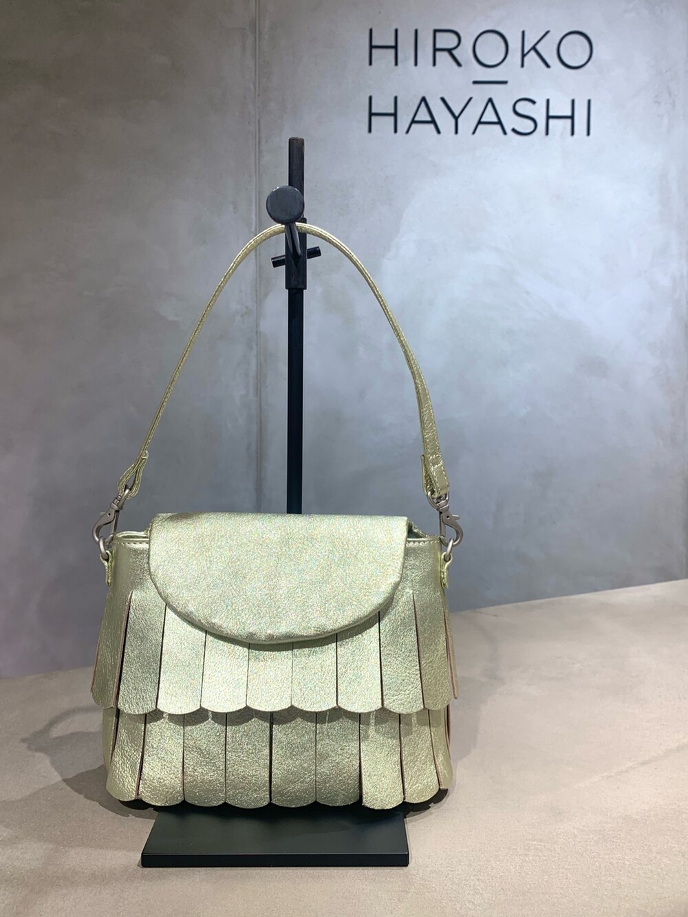 ゴールド系のショルダーバッグ、シルバー系のキーケース/キーアクセサリーを着用したレディースの夏コーディネートの4枚目の写真