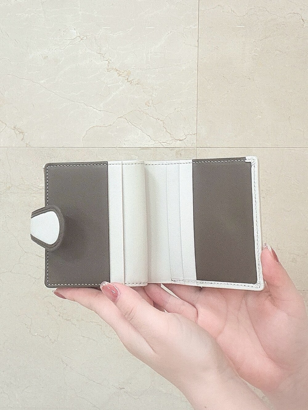 ゴールド系の財布、ゴールド系のコインケースを着用したレディースの夏コーディネートの2枚目の写真