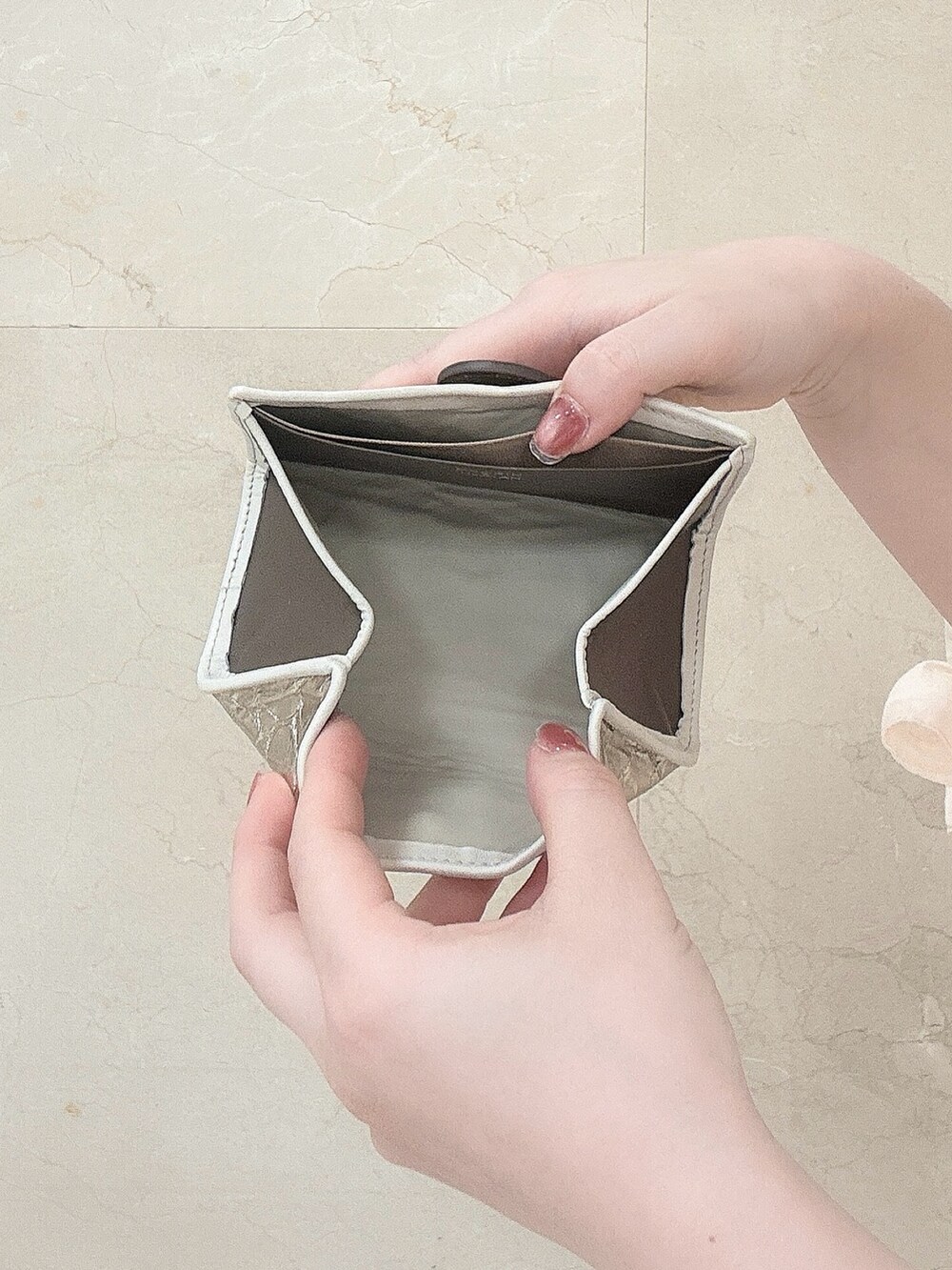 ゴールド系の財布、ゴールド系のコインケースを着用したレディースの夏コーディネートの3枚目の写真