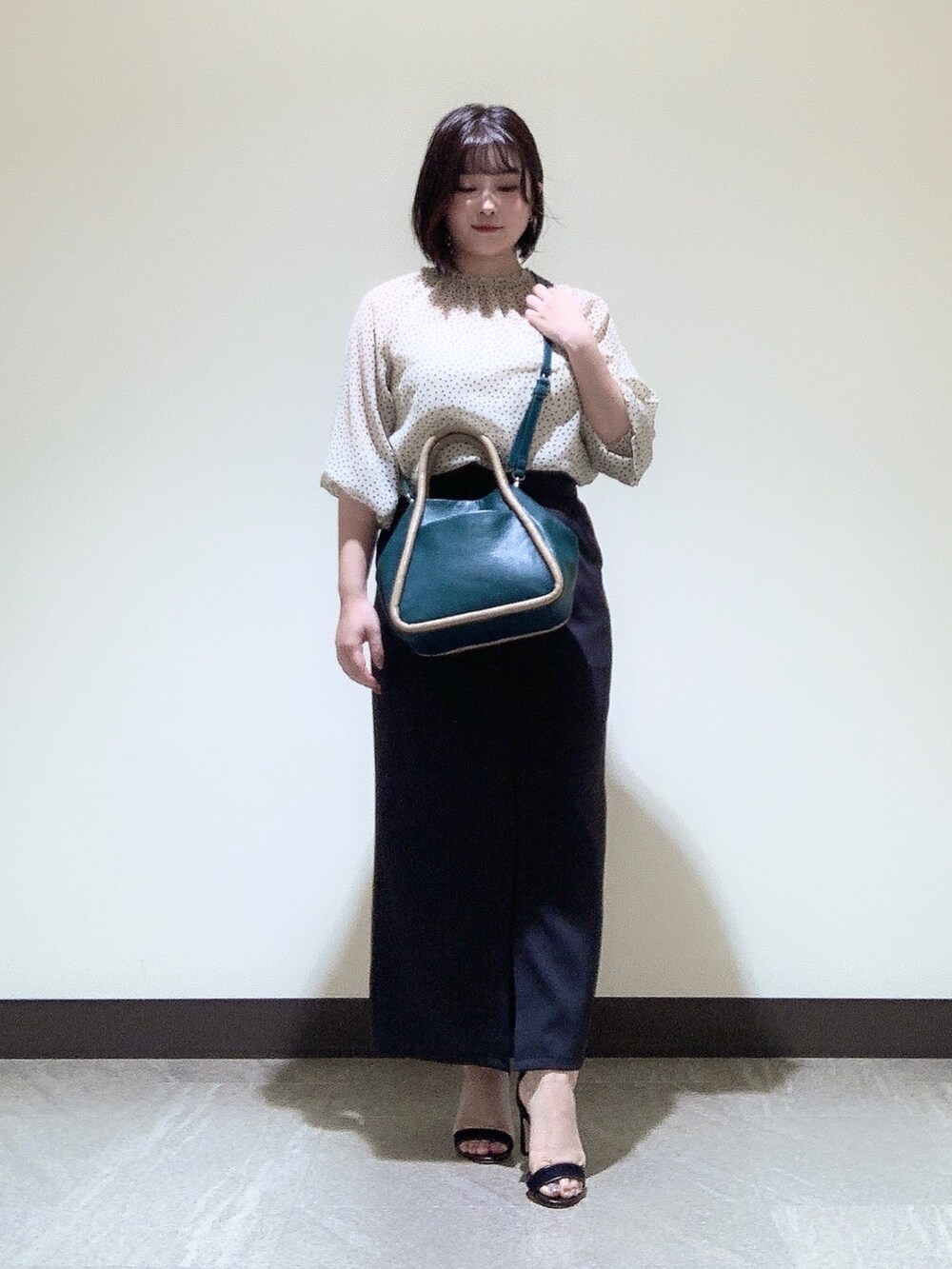 グリーン系のショルダーバッグを着用したレディースの夏コーディネートの4枚目の写真