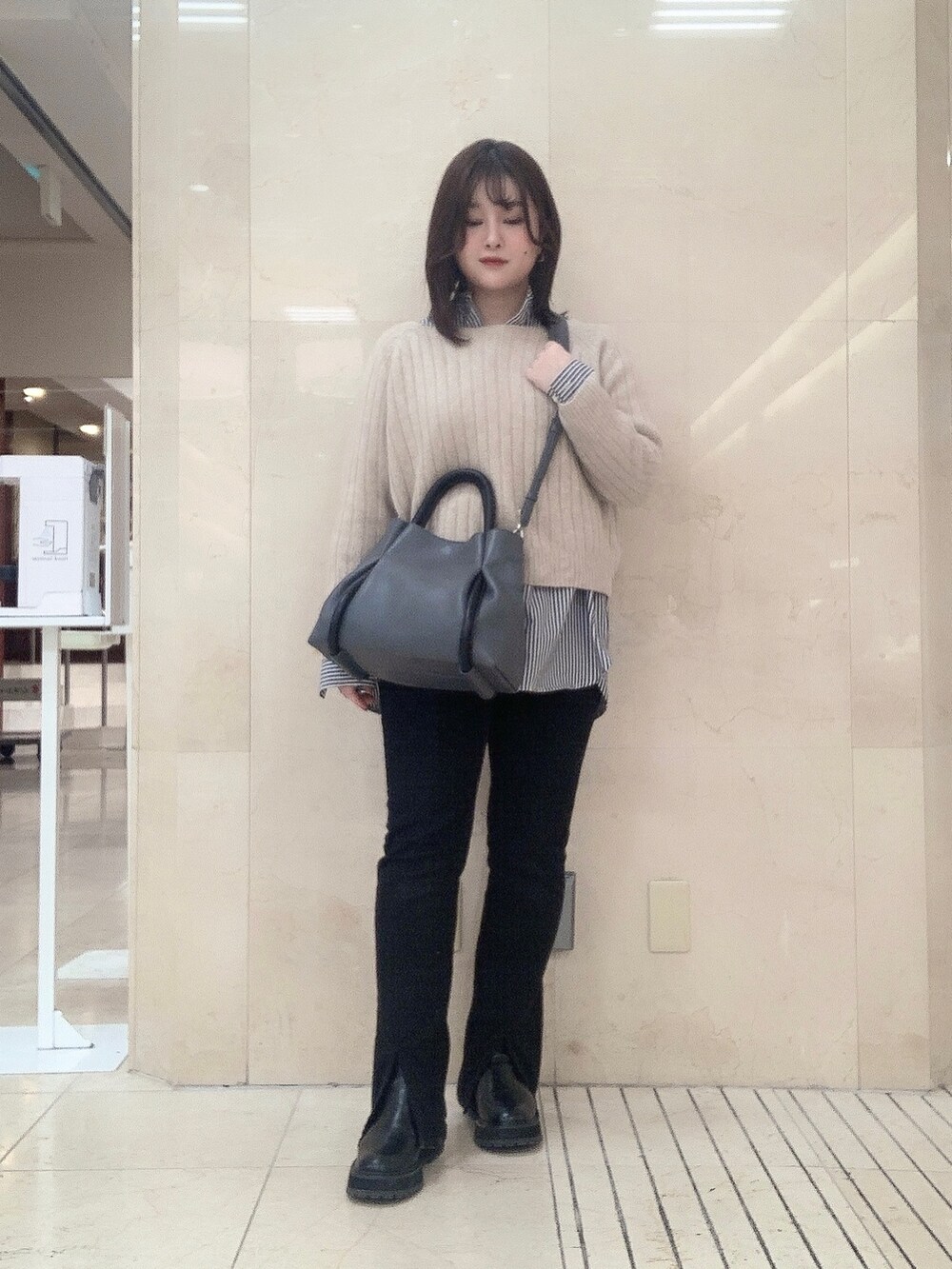 グレー系のショルダーバッグを着用したレディースの冬コーディネートの3枚目の写真