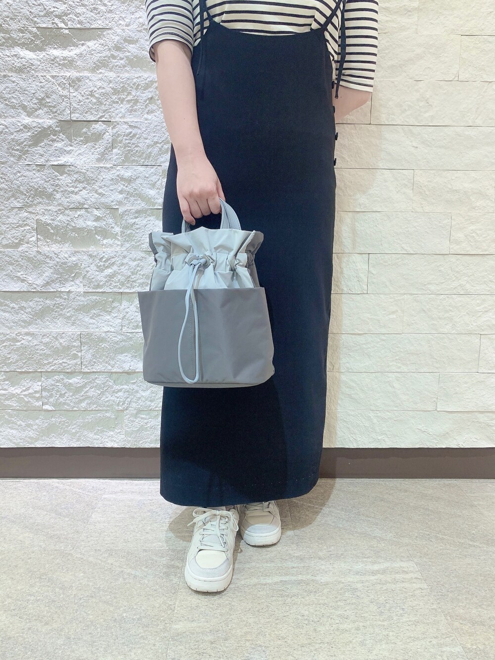 グレー系のショルダーバッグを着用したレディースの春コーディネートの2枚目の写真