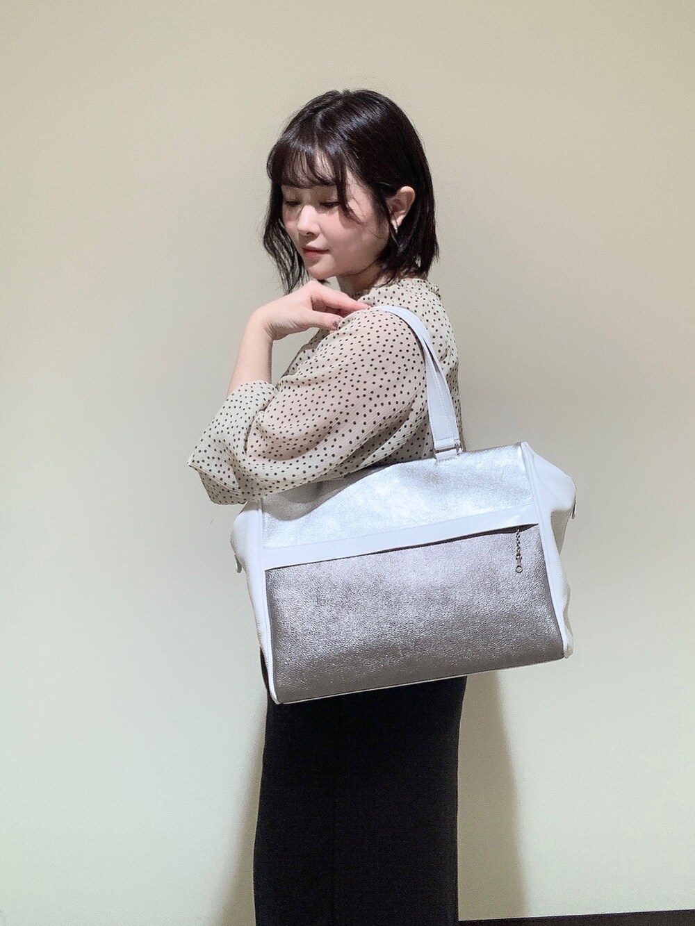 シルバー系のトートバッグを着用したレディースの夏コーディネートの3枚目の写真