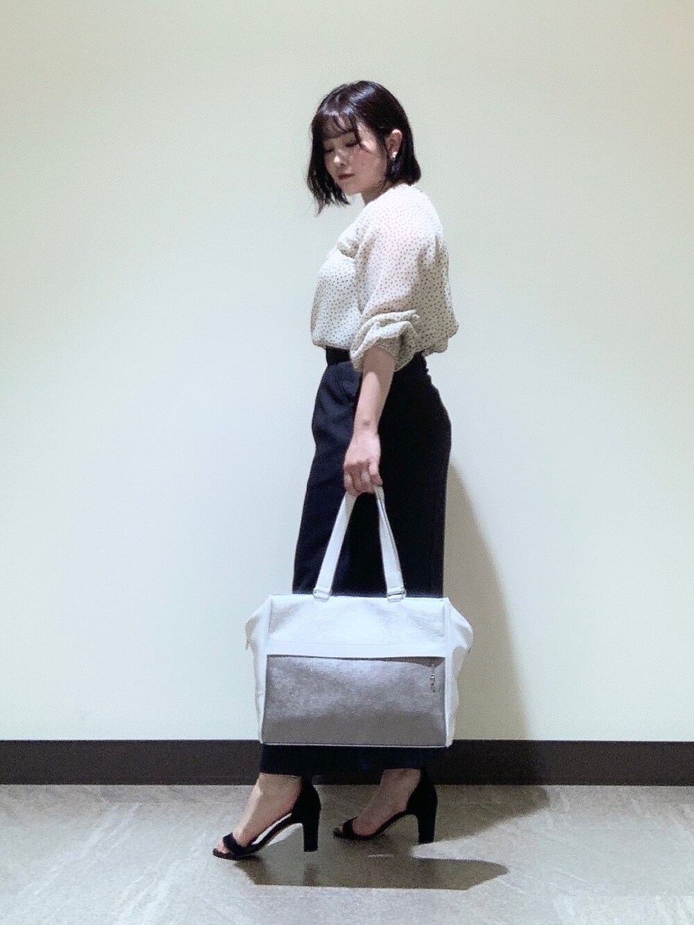 シルバー系のトートバッグを着用したレディースの夏コーディネートの2枚目の写真