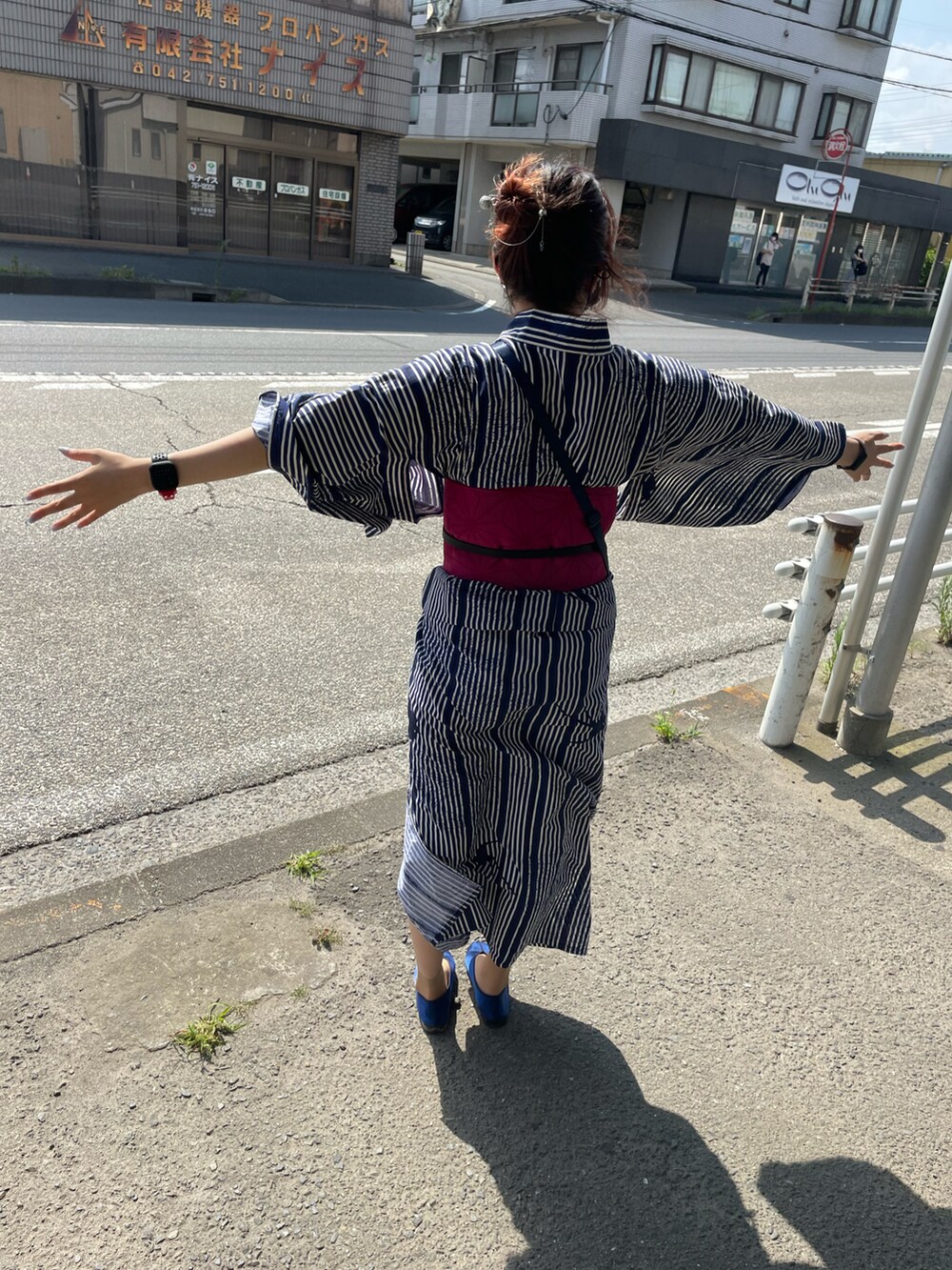 「浴衣」｜「不明のアイテム（浴衣、ブルー系）」を使った、ひまりさん（レディース・161cm）の春コーディネートの2枚目の写真