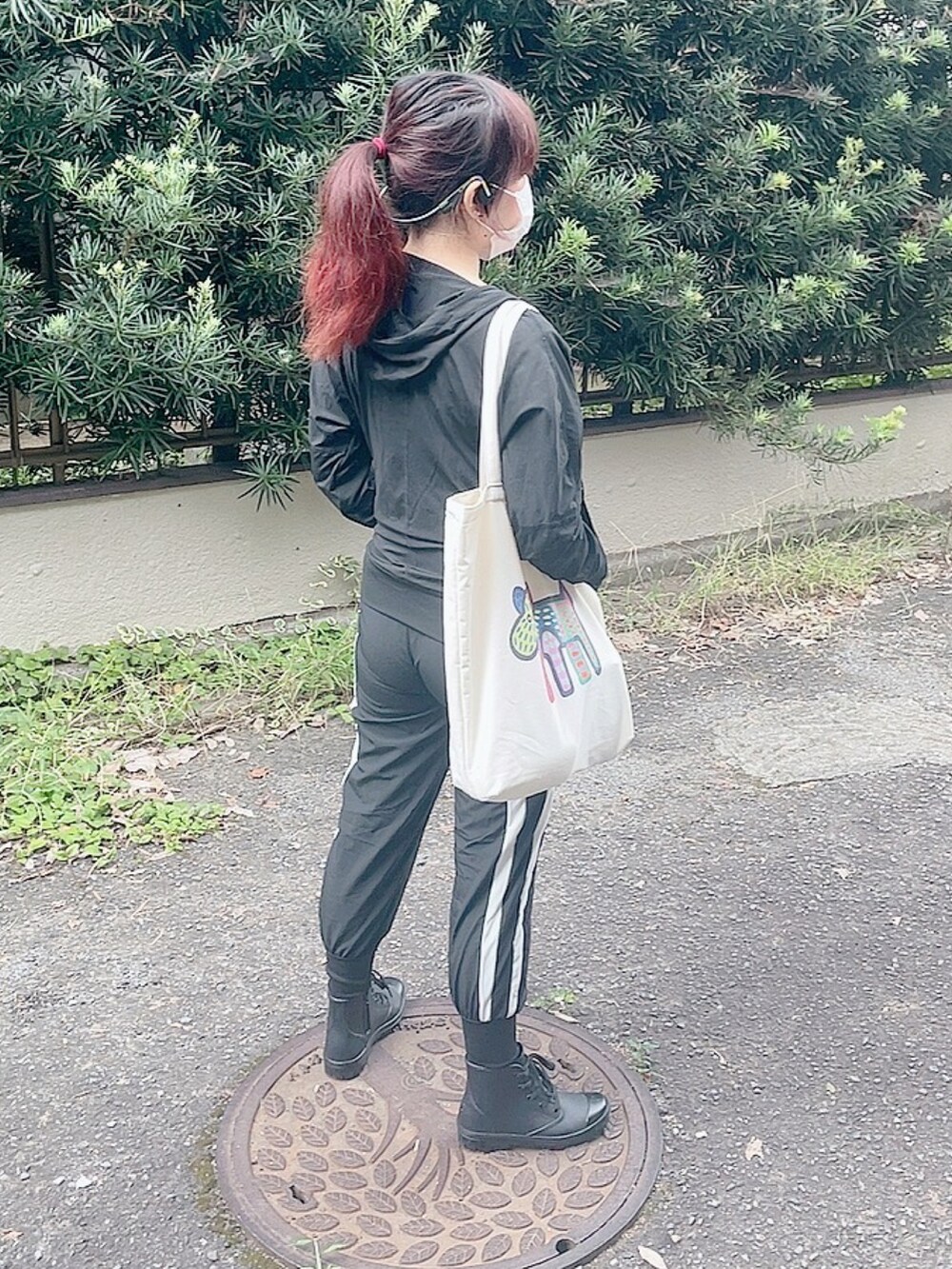 「ジャージ」｜「不明のアイテム（ジャケット/アウター、ブラック系）」を使った、ひまりさん（レディース・161cm）の春コーディネートの2枚目の写真