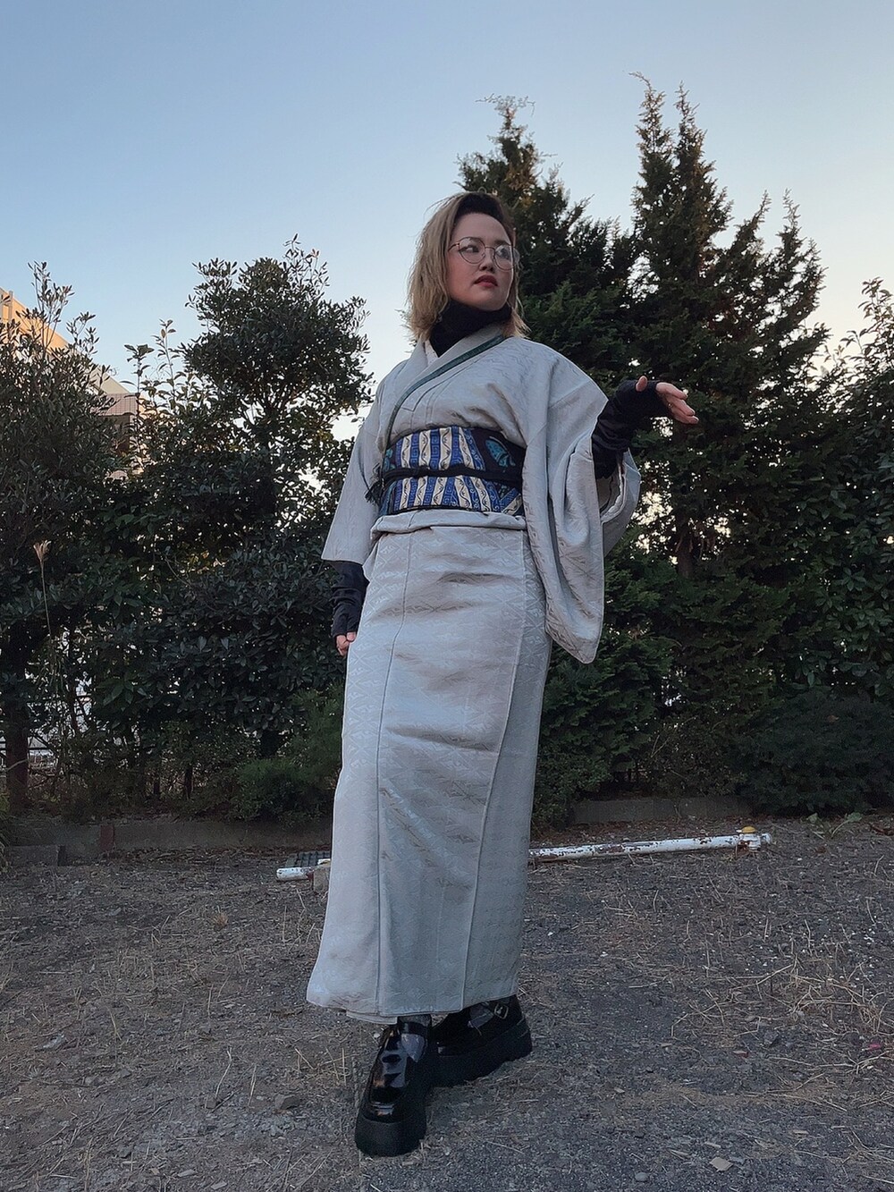 「ゴシック、着物、和洋折衷」｜「不明のアイテム（着物、シルバー系）」を使った、ひまりさん（レディース・161cm）の春コーディネートの2枚目の写真