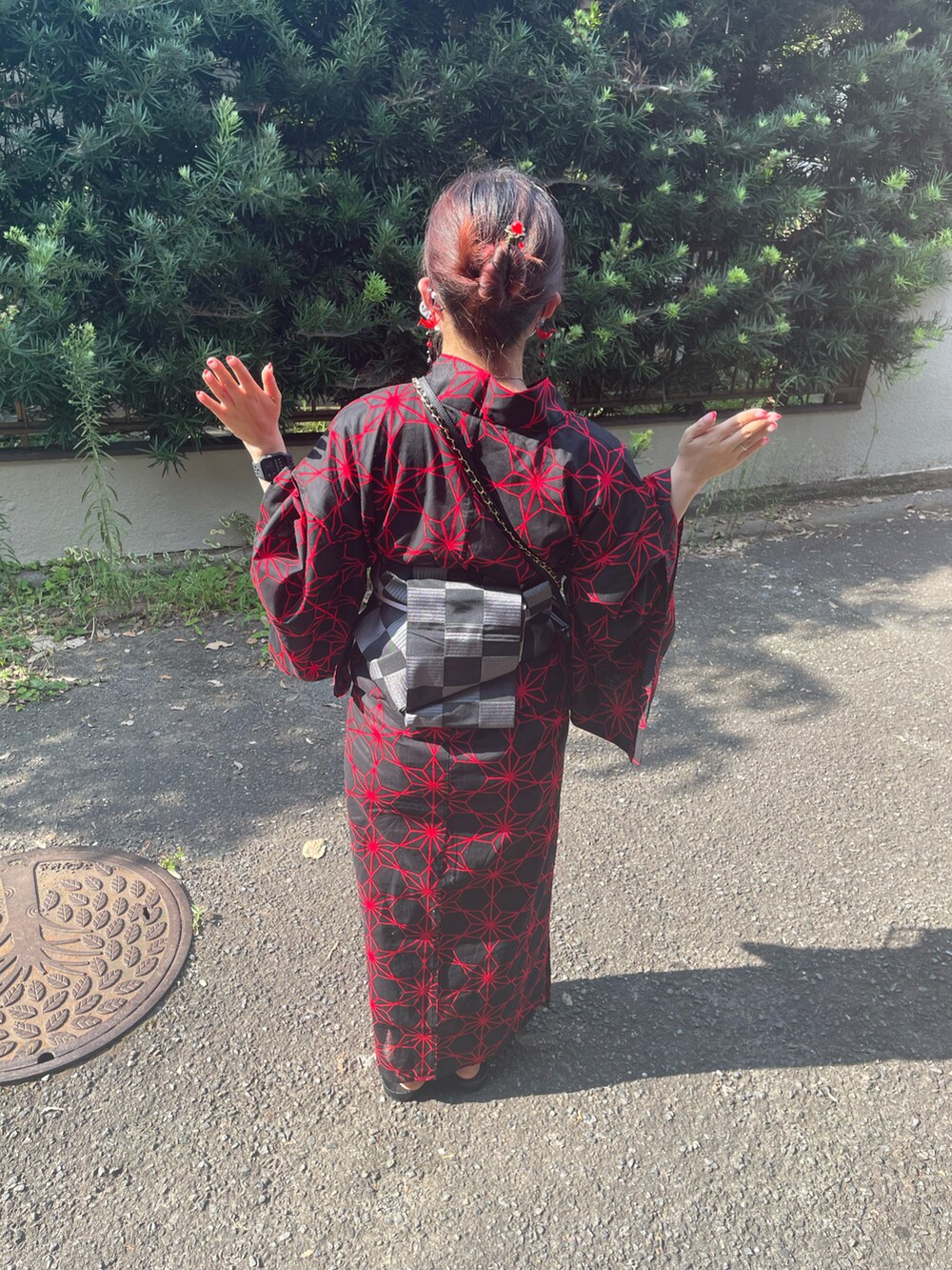 「浴衣」｜「不明のアイテム（浴衣、ブラック系）」を使った、ひまりさん（レディース・161cm）の春コーディネートの2枚目の写真