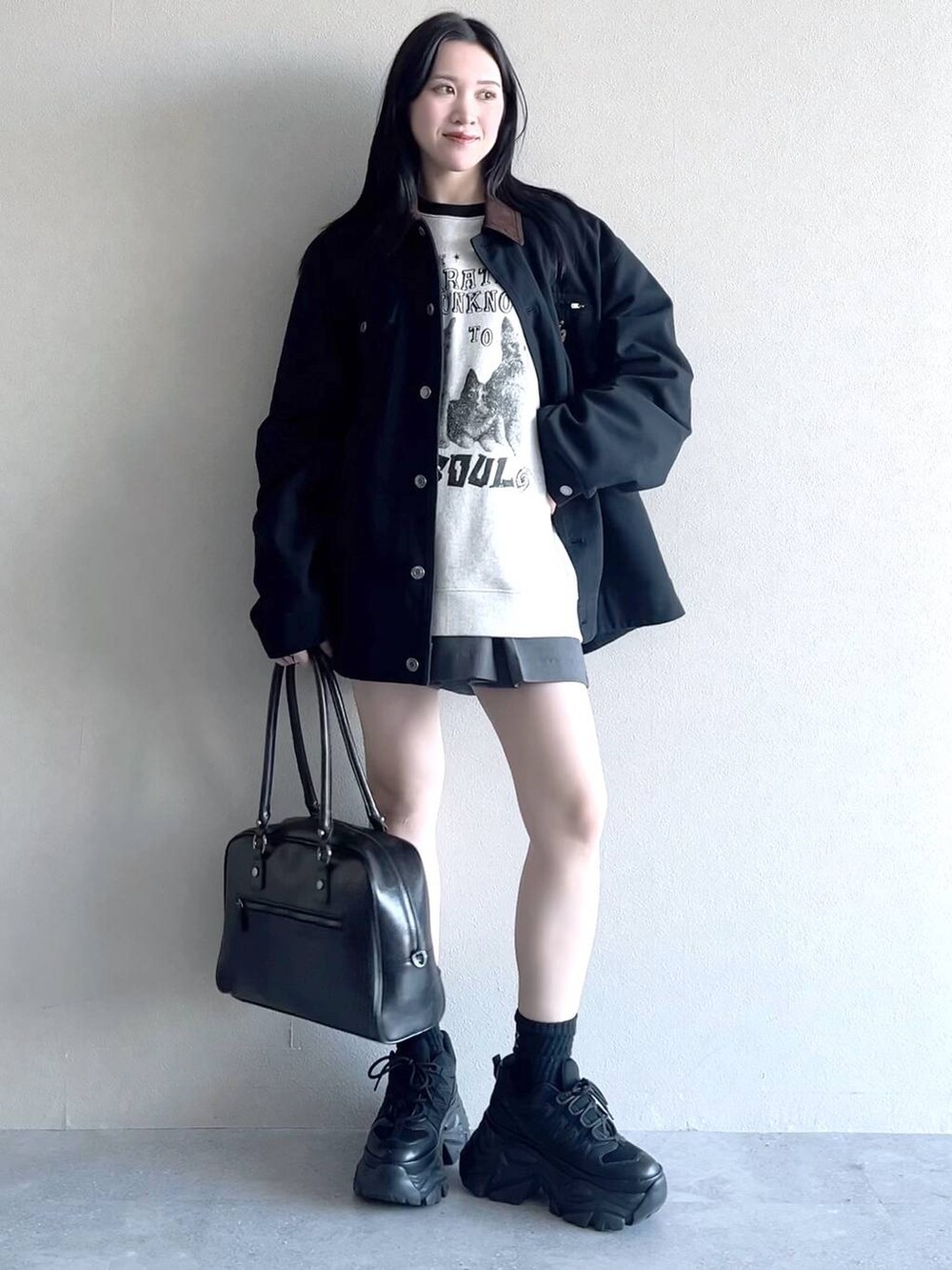 「モード、女子ウケ、着痩せ・細見え、骨格ストレート、個性派、韓国系、メンズライク、ストリート、カジュアル、PAGEBOY、アウター、春アウター、春コーデ、PBLIM、スウェット」｜「PAGEBOYのプラットチャンキースニーカー（スニーカー、ブラック系）」を使った、misao1130さん（レディース・161cm）の冬コーディネートの3枚目の写真