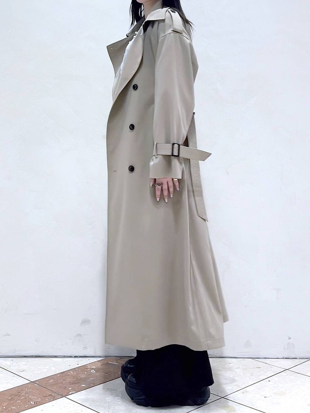 「モード、女子ウケ、着痩せ・細見え、骨格ストレート、個性派、韓国系、メンズライク、ストリート、カジュアル、PAGEBOY、トレンチコート、コート、春アウター、春コーデ、ブラウス」｜「PAGEBOYのプラットチャンキースニーカー（スニーカー、ブラック系）」を使った、misao1130さん（レディース・161cm）の春コーディネートの7枚目の写真
