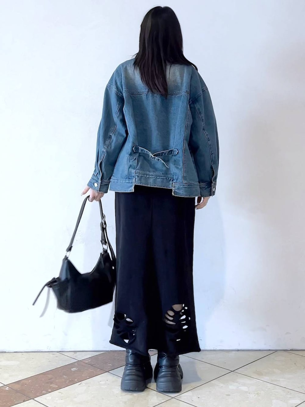 「モード、着痩せ・細見え、デニムジャケット、アウター、おでかけ、女子ウケ、骨格ストレート、個性派、韓国系、メンズライク、ストリート、カジュアル、PAGEBOY、スカート、春コーデ」｜「PAGEBOYのプラットチャンキースニーカー（スニーカー、ブラック系）」を使った、misao1130さん（レディース・161cm）の冬コーディネートの7枚目の写真