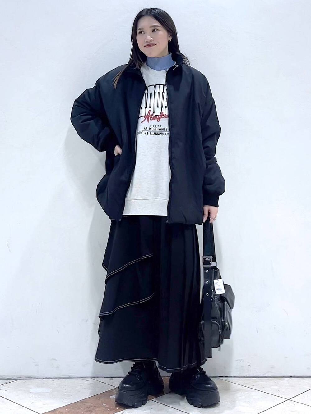 「おでかけ、モード、女子ウケ、着痩せ・細見え、骨格ストレート、個性派、韓国系、メンズライク、ストリート、カジュアル、PAGEBOY、スカート、冬コーデ、冬アウター、アウター」|「PAGEBOYのバイカラースリーブハイネックニット(ニット/セーター、ブルー系)」を使った、misao1130さん(レディース・161cm)の冬コーディネートの2枚目の写真