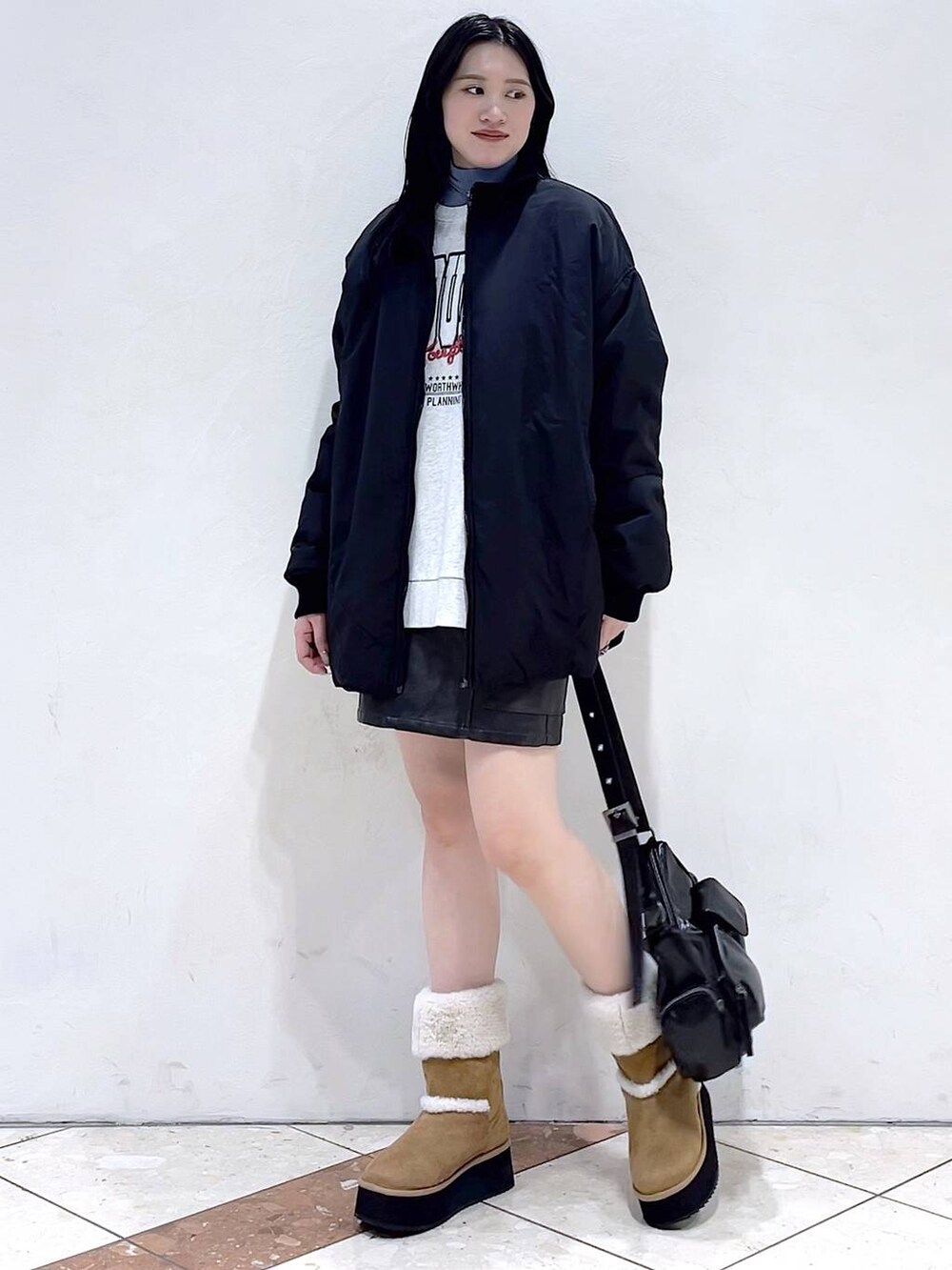 「モード、女子ウケ、着痩せ・細見え、骨格ストレート、個性派、韓国系、メンズライク、ストリート、カジュアル、PAGEBOY、アウター、冬コーデ、冬アウター、ブルゾン、MA-1」|「PAGEBOYのバイカラースリーブハイネックニット(ニット/セーター、ブルー系)」を使った、misao1130さん(レディース・161cm)の冬コーディネートの3枚目の写真