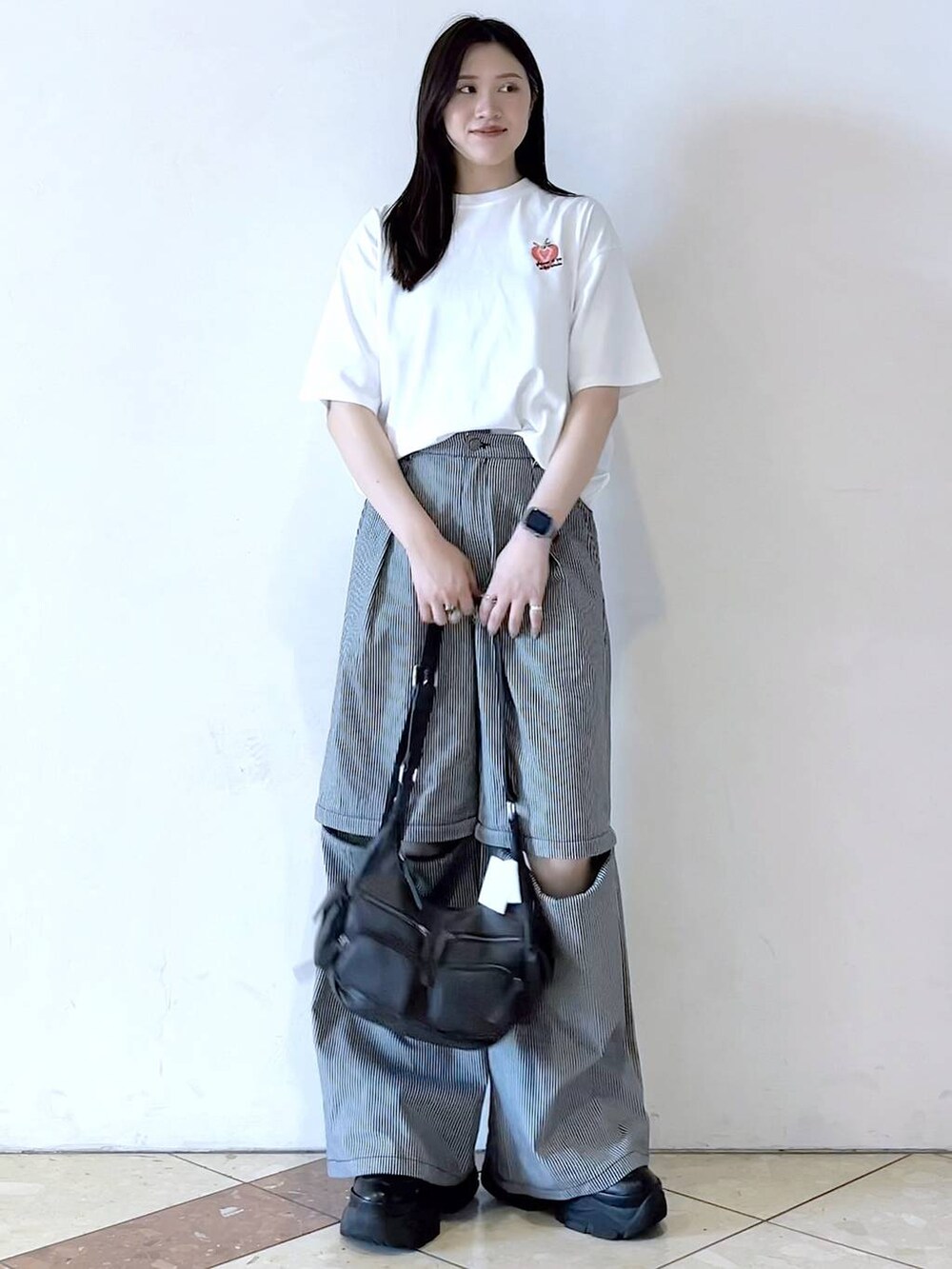 「モード、女子ウケ、着痩せ・細見え、骨格ストレート、個性派、韓国系、メンズライク、ストリート、カジュアル、PAGEBOY、PBLIM、夏コーデ、Tシャツ、ストライプ柄、スニーカー」｜「PAGEBOYのプラットチャンキースニーカー（スニーカー、ブラック系）」を使った、misao1130さん（レディース・161cm）の春コーディネートの4枚目の写真