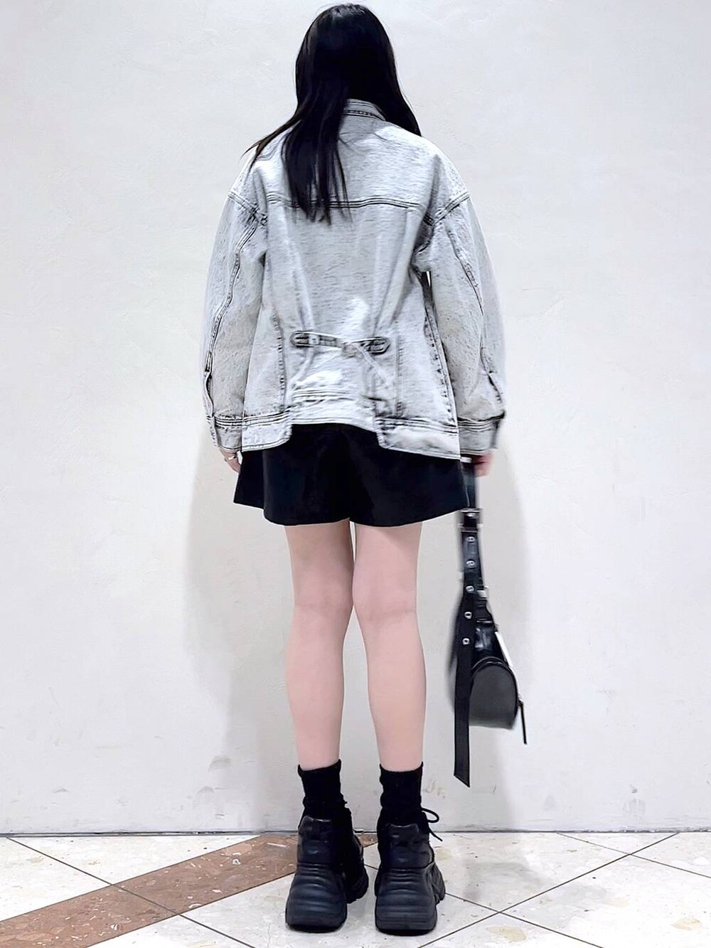 「モード、女子ウケ、着痩せ・細見え、骨格ストレート、個性派、韓国系、メンズライク、ストリート、カジュアル、PAGEBOY、デニムジャケット、ショートパンツ、レザー、春コーデ、春アウター」｜「PAGEBOYのプラットチャンキースニーカー（スニーカー、ブラック系）」を使った、misao1130さん（レディース・161cm）の春コーディネートの7枚目の写真