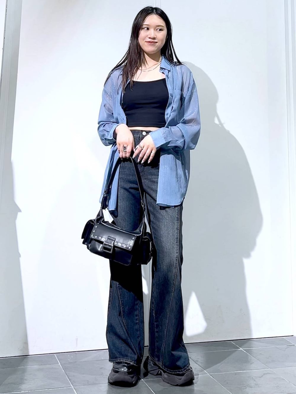 「モード、女子ウケ、着痩せ・細見え、骨格ストレート、個性派、韓国系、メンズライク、ストリート、カジュアル、PAGEBOY、デニムパンツ、シアートップス、シャツ、夏コーデ、おでかけ」｜「PAGEBOYのプラットチャンキースニーカー（スニーカー、ブラック系）」を使った、misao1130さん（レディース・161cm）の夏コーディネートの2枚目の写真
