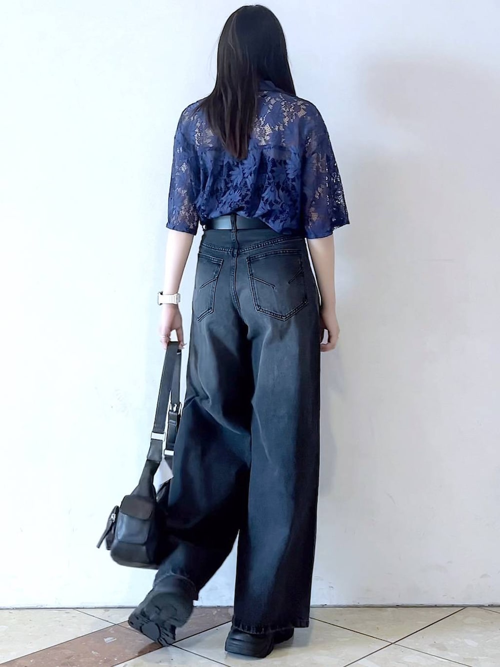 「モード、女子ウケ、着痩せ・細見え、骨格ストレート、個性派、韓国系、メンズライク、ストリート、カジュアル、PAGEBOY、デニムパンツ、シャツ、夏コーデ」｜「PAGEBOYのプラットチャンキースニーカー（スニーカー、ブラック系）」を使った、misao1130さん（レディース・161cm）の春コーディネートの8枚目の写真
