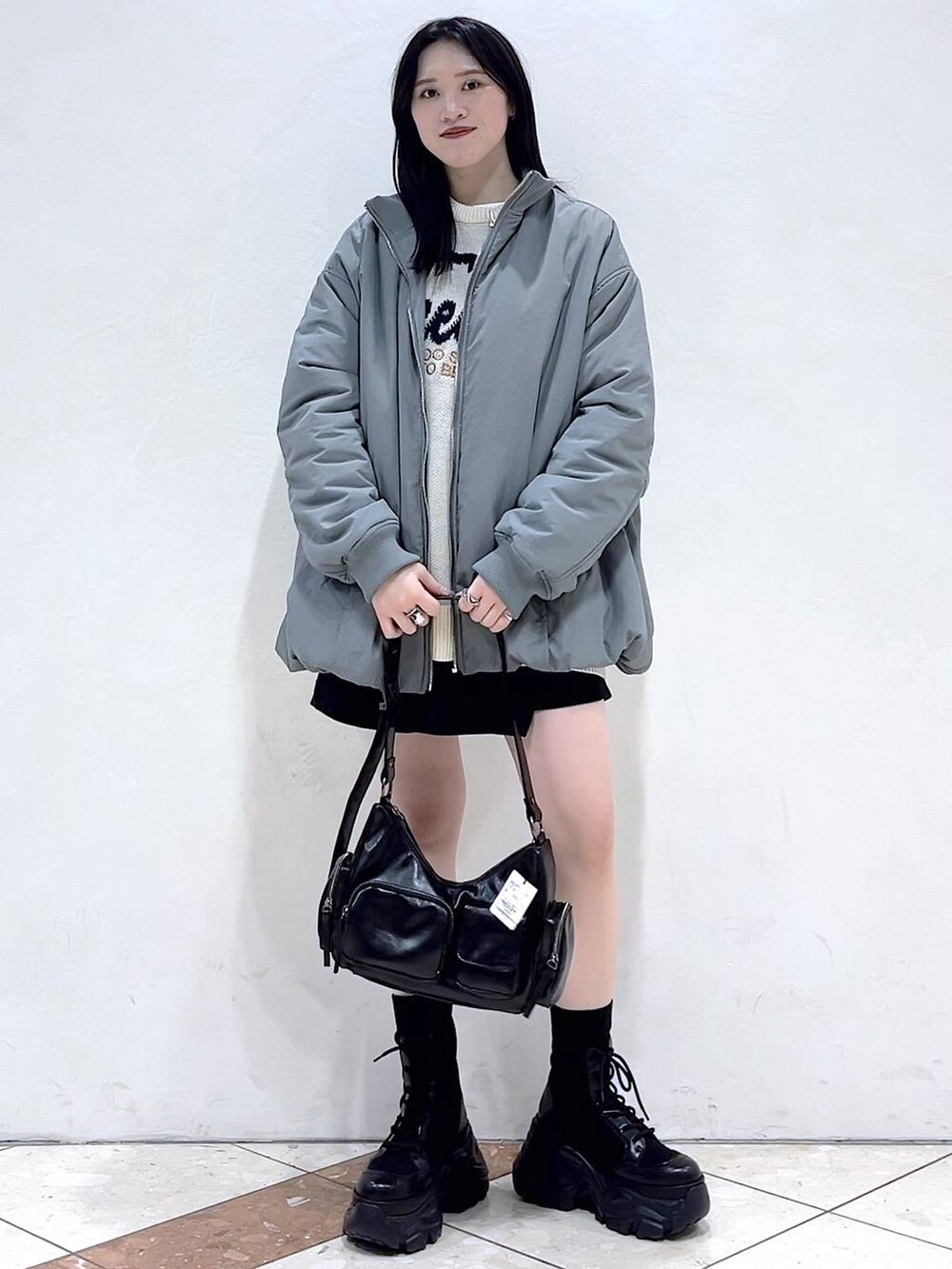 「モード、女子ウケ、着痩せ・細見え、骨格ストレート、個性派、韓国系、ストリート、メンズライク、カジュアル、PAGEBOY、冬コーデ、冬アウター、ニット、MA-1、おでかけ」｜「PAGEBOYのレースアップソックスブーツ（ブーツ、ブラック系）」を使った、misao1130さん（レディース・161cm）の冬コーディネートの5枚目の写真