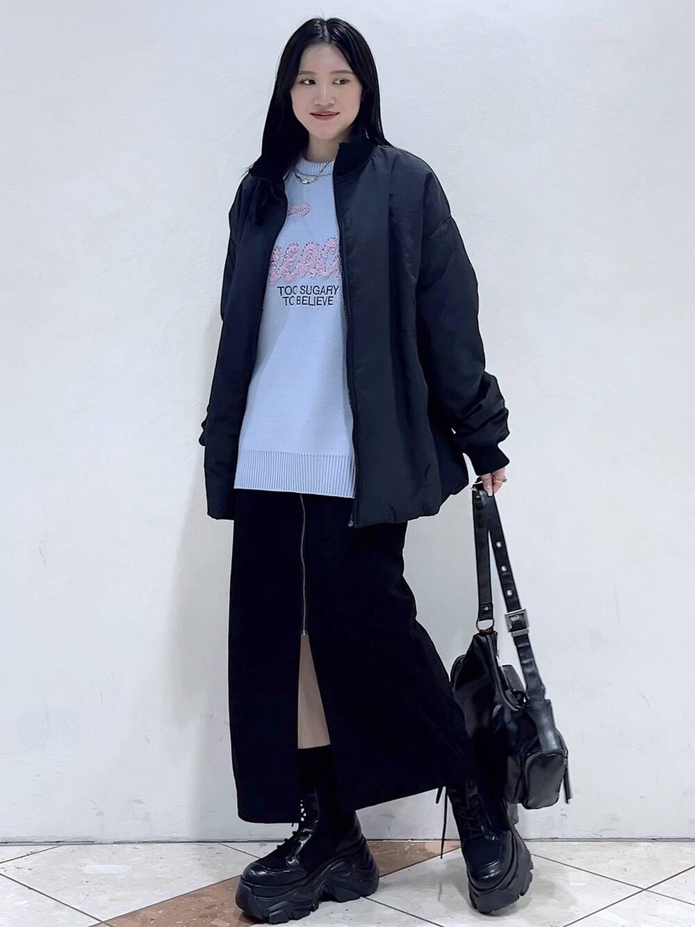 「モード、女子ウケ、着痩せ・細見え、韓国系、メンズライク、ストリート、カジュアル、PAGEBOY、スカート、ニット、アウター、冬コーデ、冬アウター、ブーツ、おでかけ」｜「PAGEBOYのレースアップソックスブーツ（ブーツ、ブラック系）」を使った、misao1130さん（レディース・161cm）の冬コーディネートの4枚目の写真