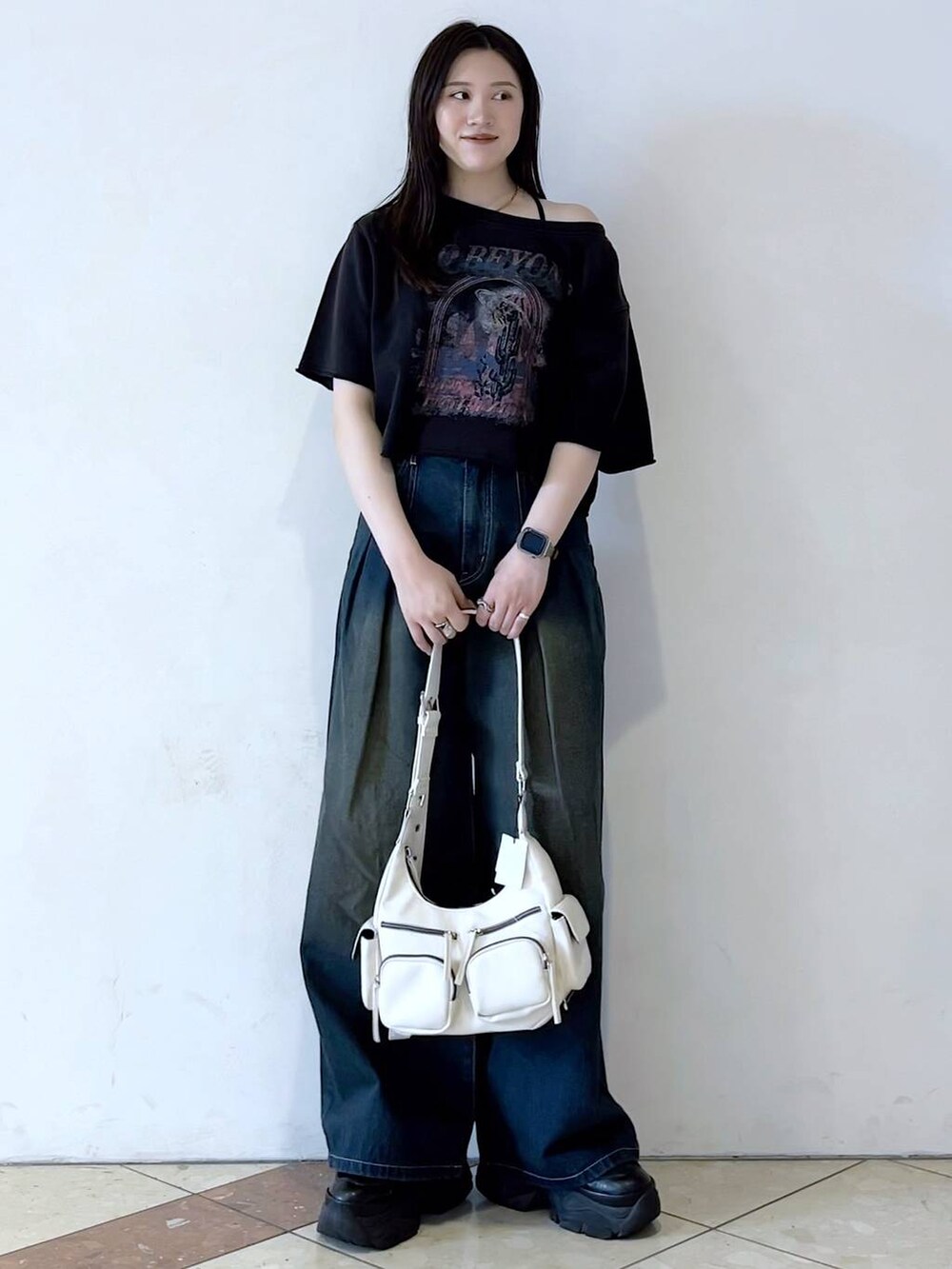 「モード、女子ウケ、着痩せ・細見え、骨格ストレート、個性派、韓国系、メンズライク、ストリート、カジュアル、PAGEBOY、デニムパンツ、Tシャツ、夏コーデ、スニーカー、おでかけ」｜「PAGEBOYのプラットチャンキースニーカー（スニーカー、ブラック系）」を使った、misao1130さん（レディース・161cm）の春コーディネートの3枚目の写真