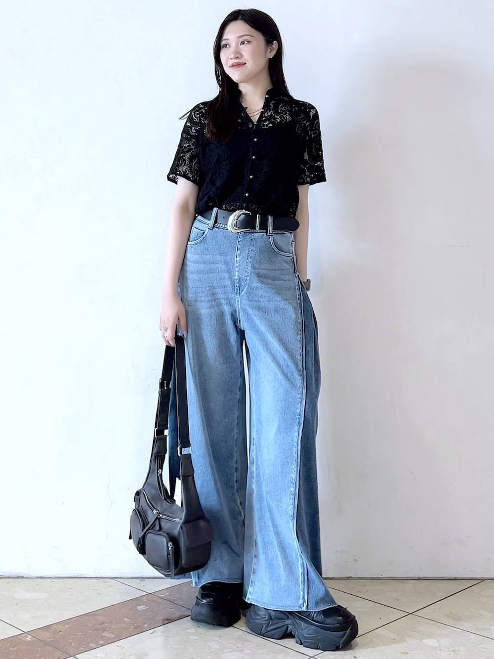 「スニーカー、骨格ストレート、個性派、韓国系、メンズライク、ストリート、カジュアル、PAGEBOY、デニムパンツ、夏コーデ、モード、女子ウケ、着痩せ・細見え」｜「PAGEBOYのプラットチャンキースニーカー（スニーカー、ブラック系）」を使った、misao1130さん（レディース・161cm）の春コーディネートの6枚目の写真