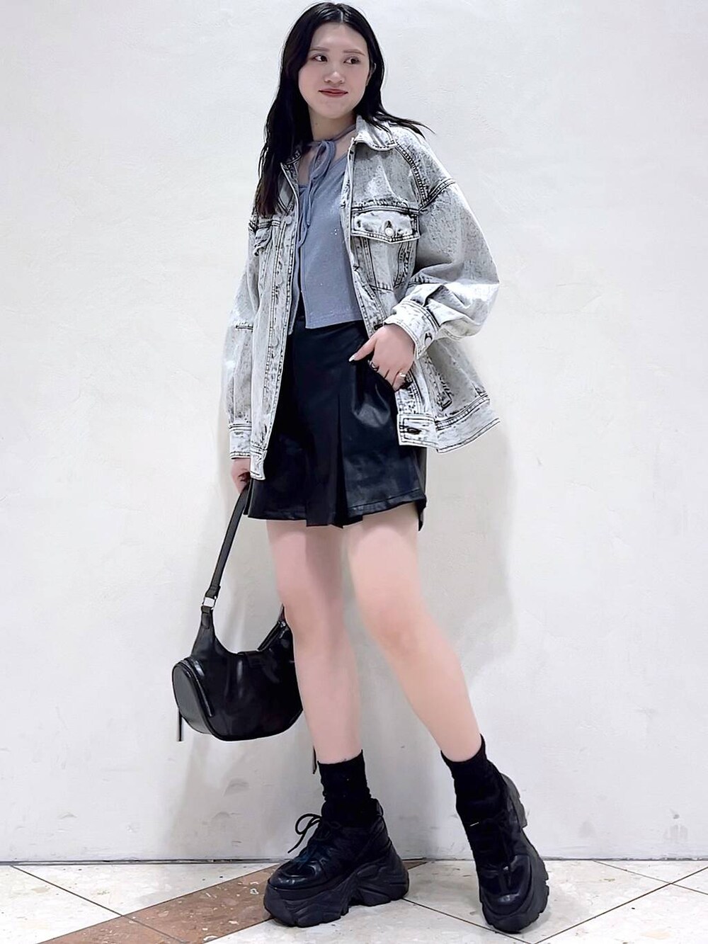 「モード、女子ウケ、着痩せ・細見え、骨格ストレート、個性派、韓国系、メンズライク、ストリート、カジュアル、PAGEBOY、デニムジャケット、ショートパンツ、レザー、春コーデ、春アウター」｜「PAGEBOYのプラットチャンキースニーカー（スニーカー、ブラック系）」を使った、misao1130さん（レディース・161cm）の春コーディネートの4枚目の写真