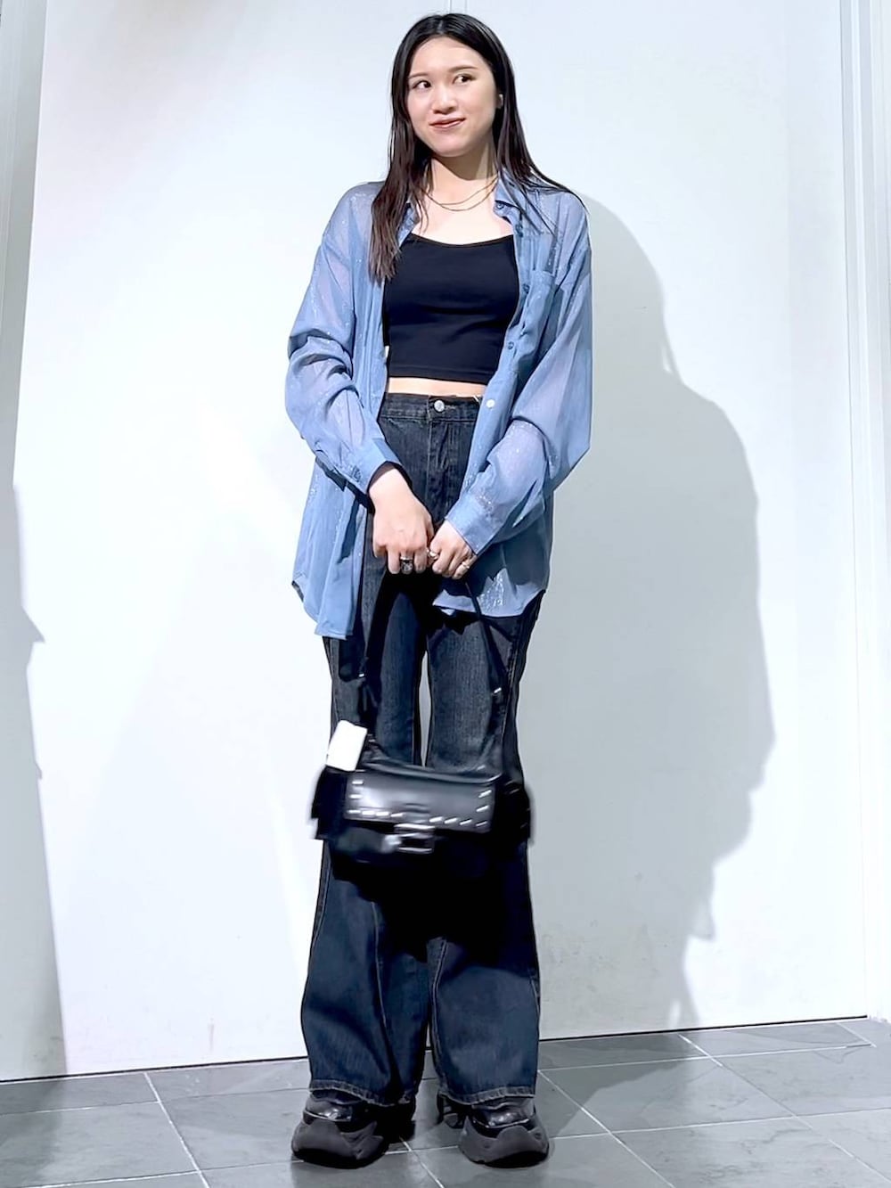 「モード、女子ウケ、着痩せ・細見え、骨格ストレート、個性派、韓国系、メンズライク、ストリート、カジュアル、PAGEBOY、デニムパンツ、シアートップス、シャツ、夏コーデ、おでかけ」｜「PAGEBOYのプラットチャンキースニーカー（スニーカー、ブラック系）」を使った、misao1130さん（レディース・161cm）の夏コーディネートの3枚目の写真