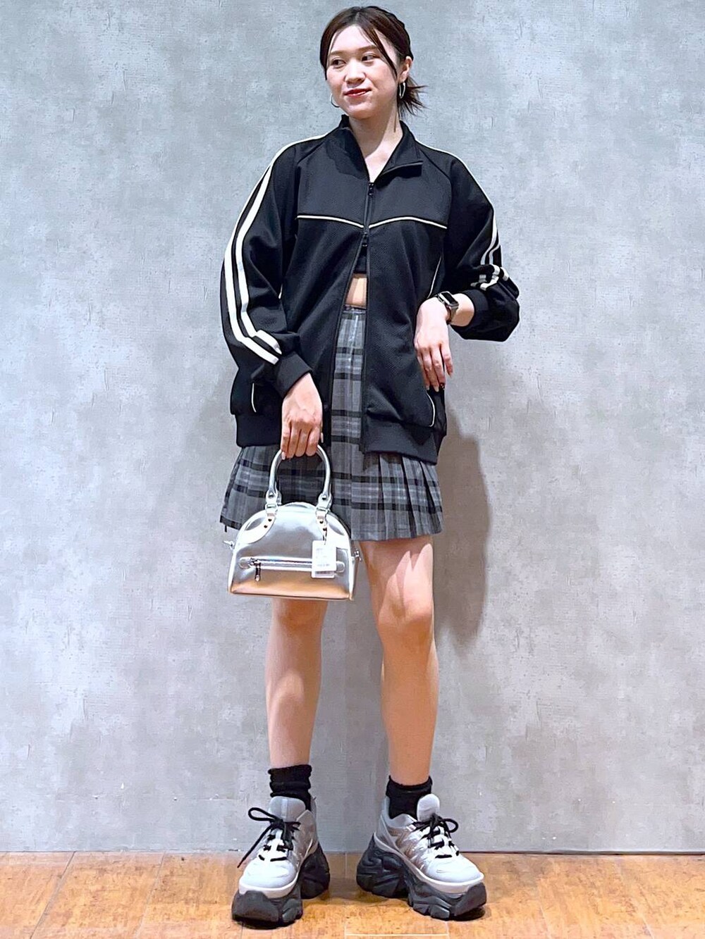「韓国系、メンズライク、ストリート、モード、女子ウケ、着痩せ・細見え、骨格ストレート、個性派、カジュアル、PAGEBOY、スポーティ、秋コーデ、秋冬新作、ショートパンツ」｜「PAGEBOYのプラットチャンキースニーカー（スニーカー、グレー系）」を使った、misao1130さん（レディース・161cm）の夏コーディネートの2枚目の写真